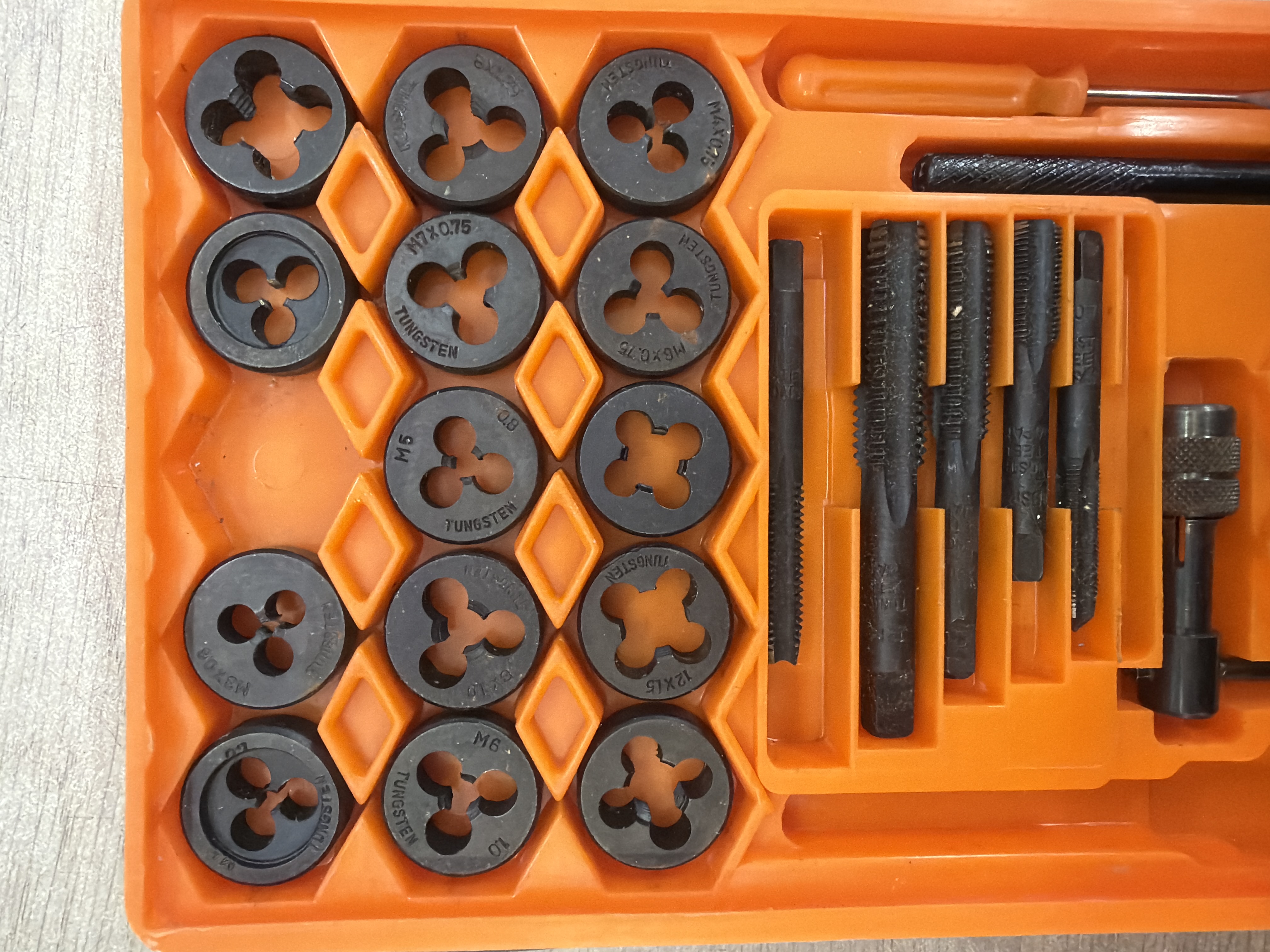 Coffret tarauds filières métriques incomplet — photo 2