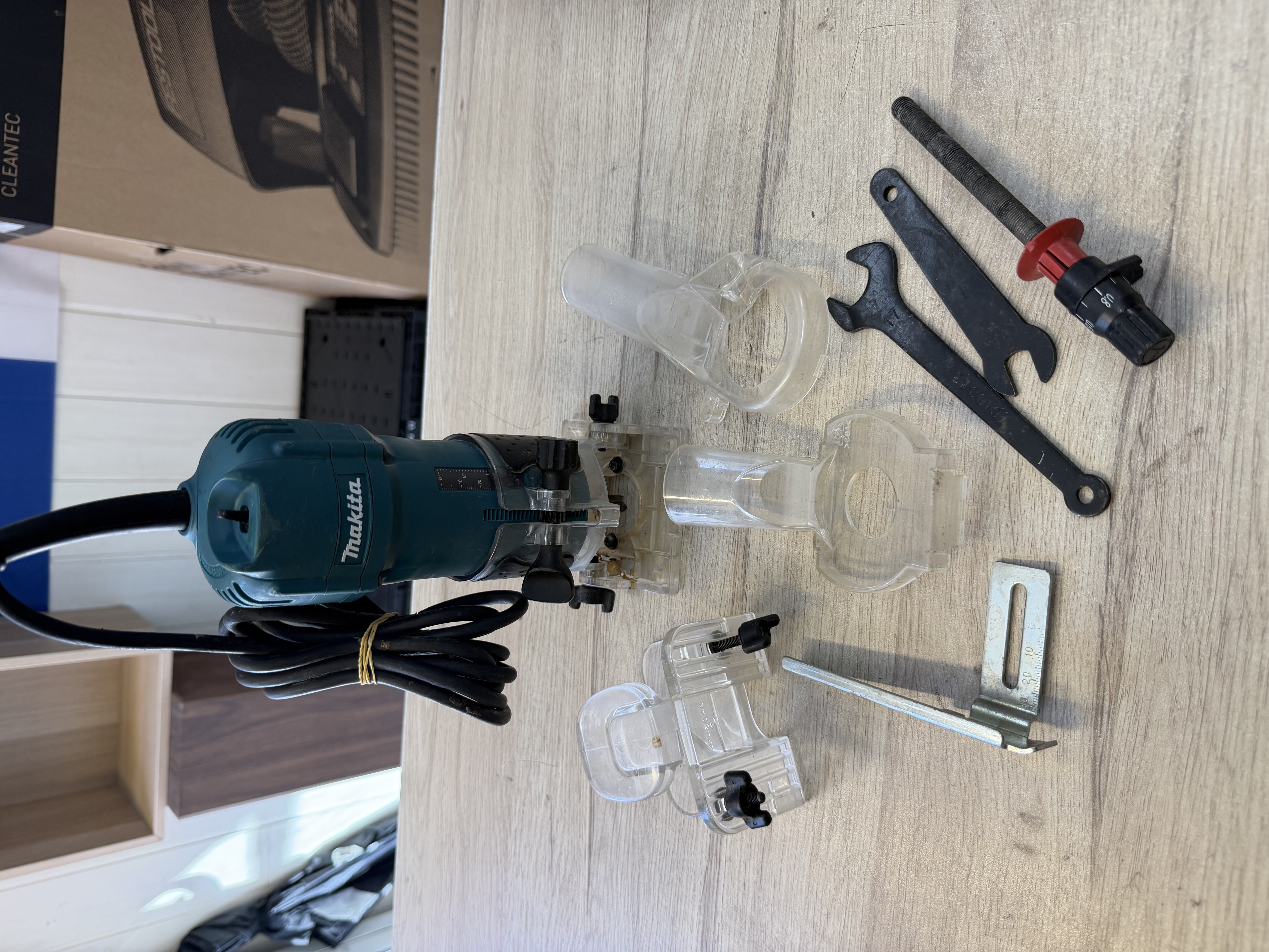 Affleureuse Makita filaire avec accessoires