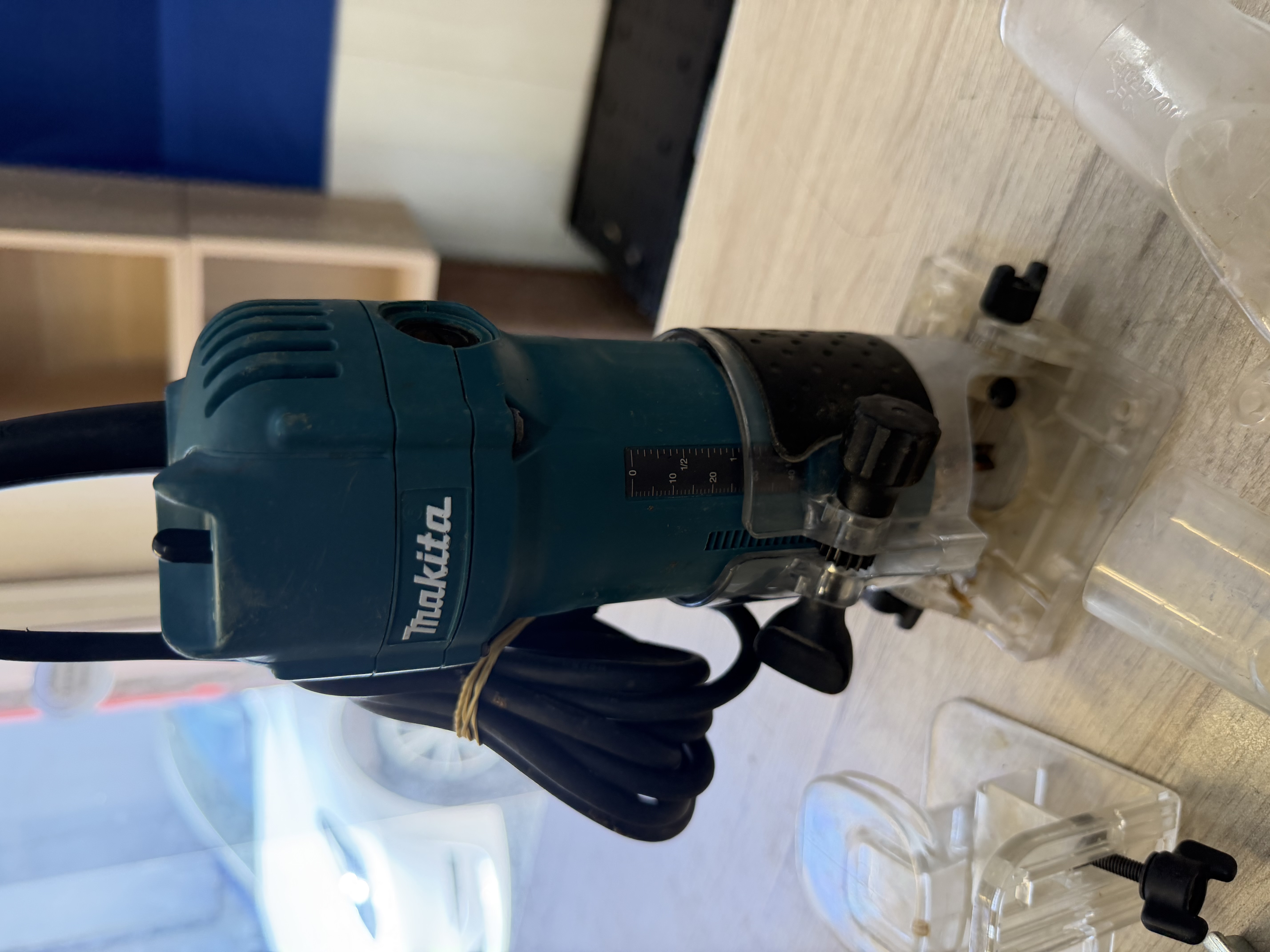 Affleureuse Makita filaire avec accessoires — photo 2