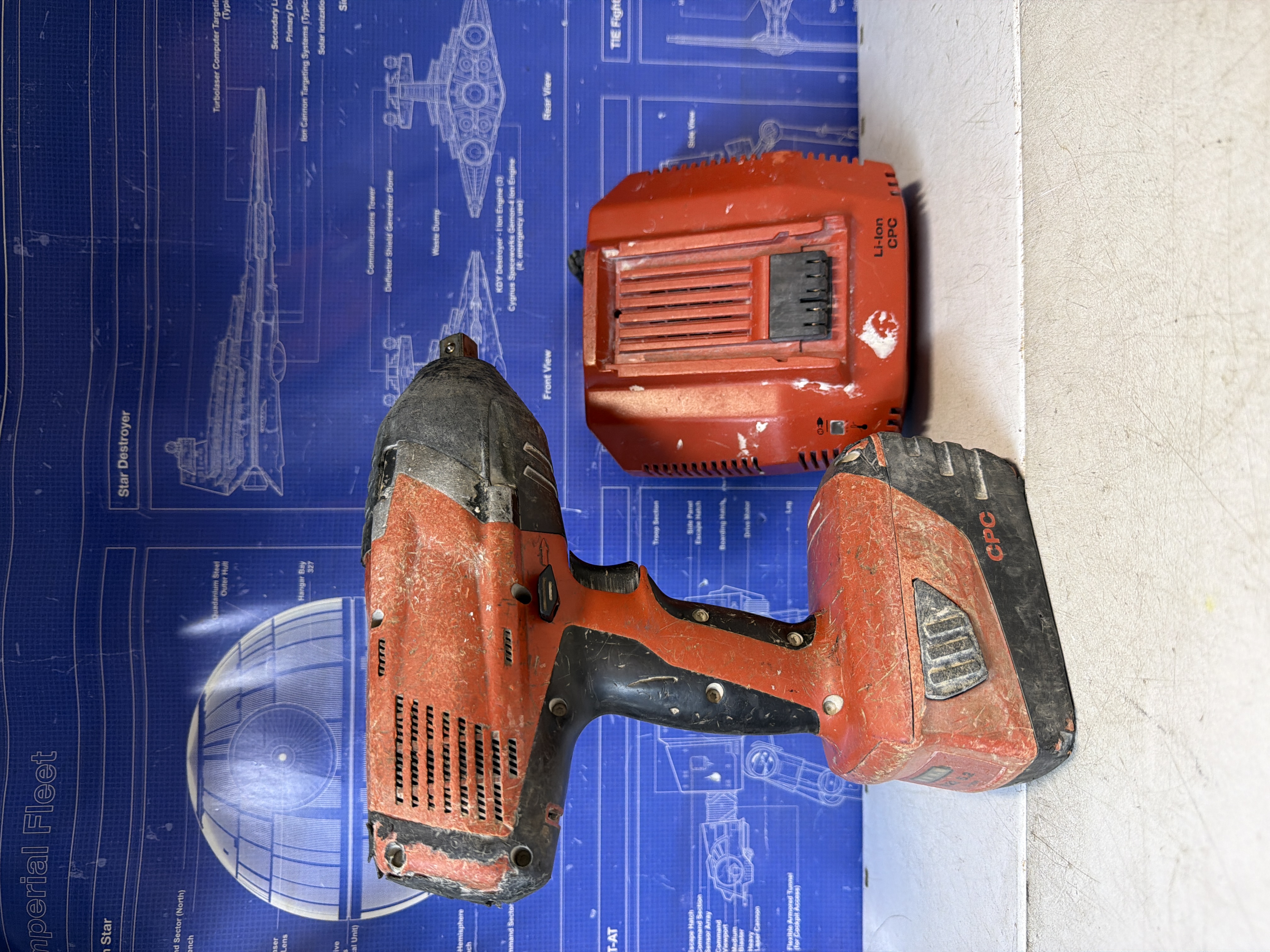 Boulonneuse Hilti sans fil avec batterie et chargeur