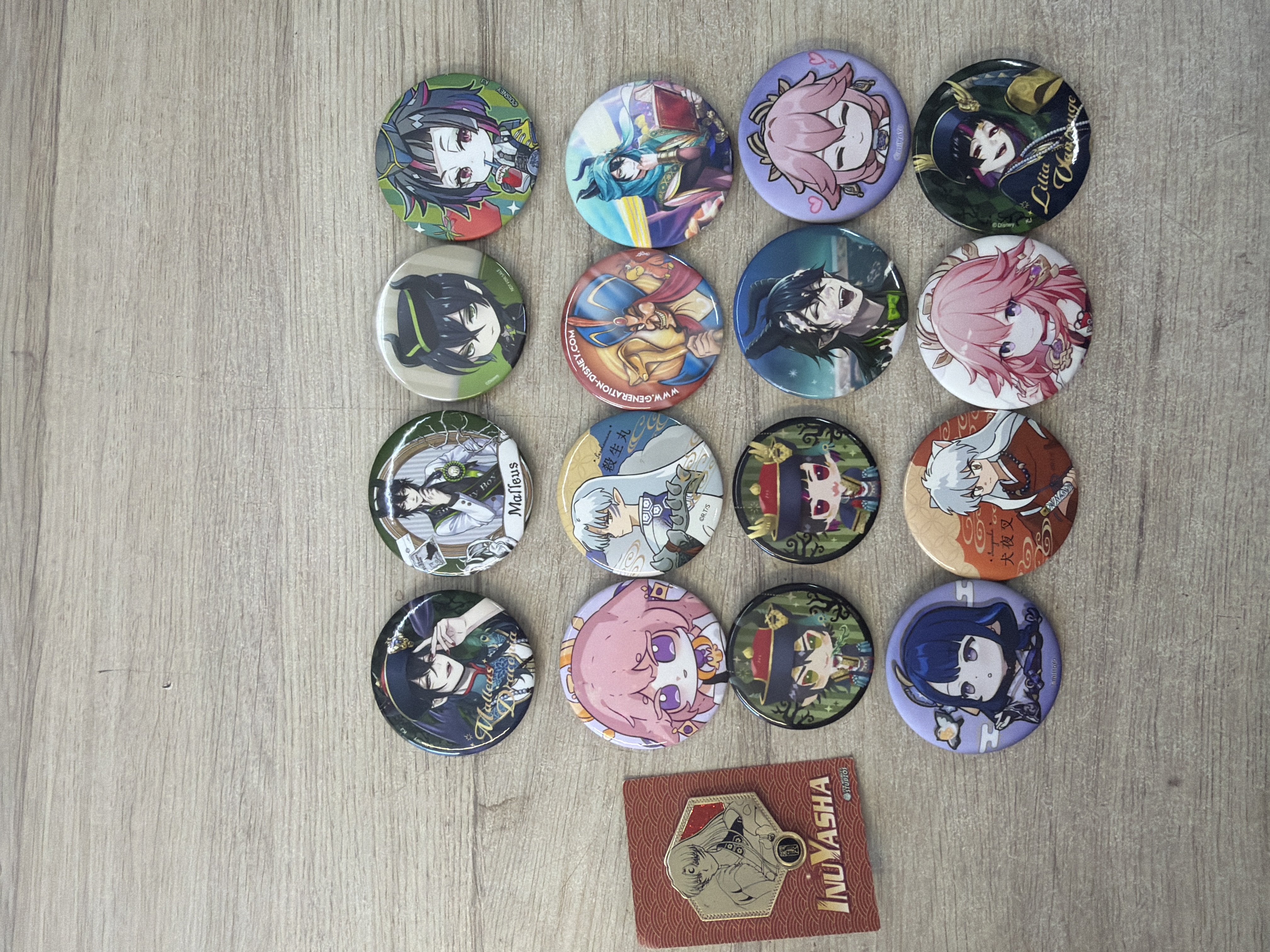 Lot de 17 pin's manga animé assortis