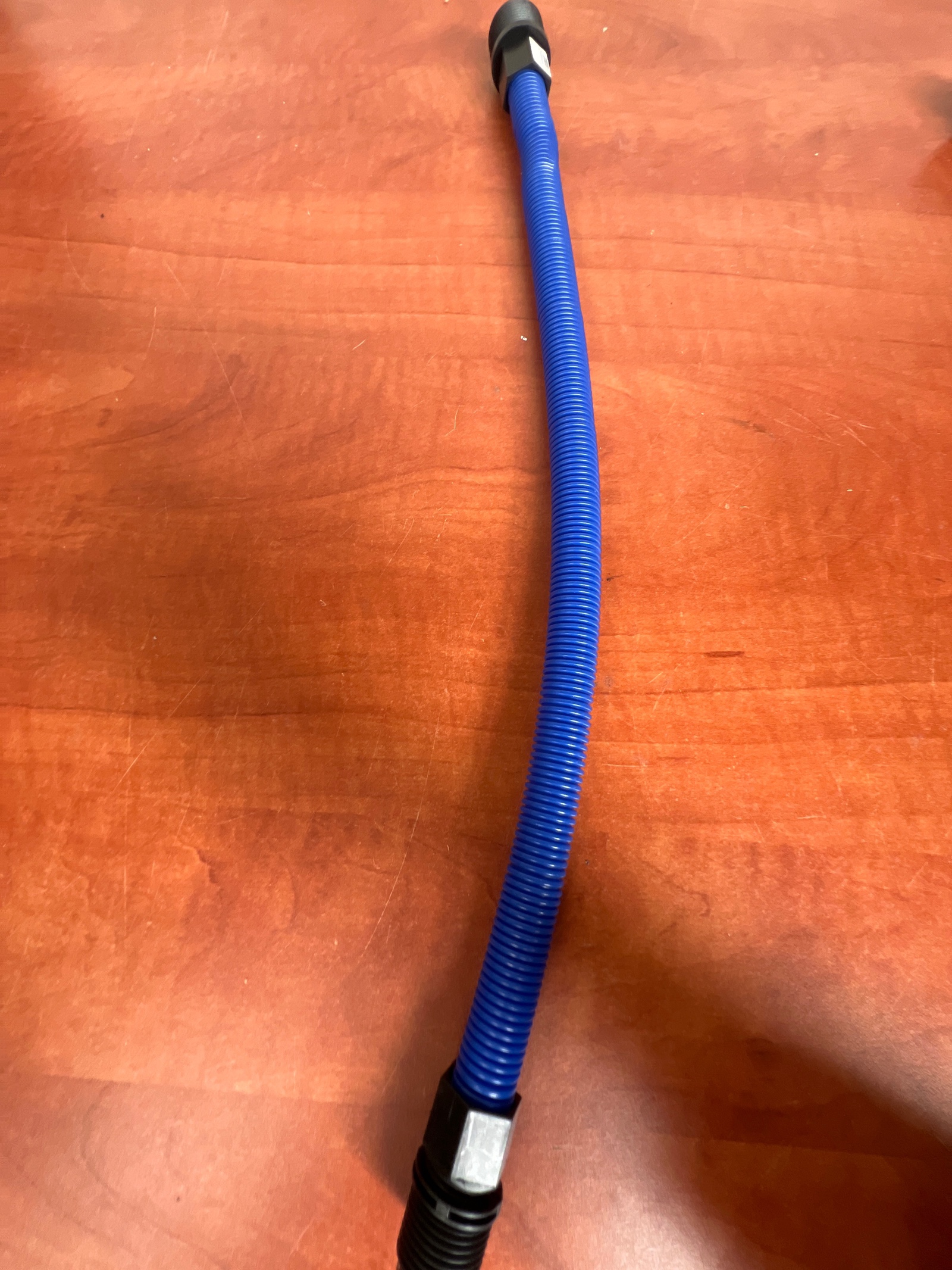 Tuyau flexible annelé bleu avec embout mâle fileté en plastique