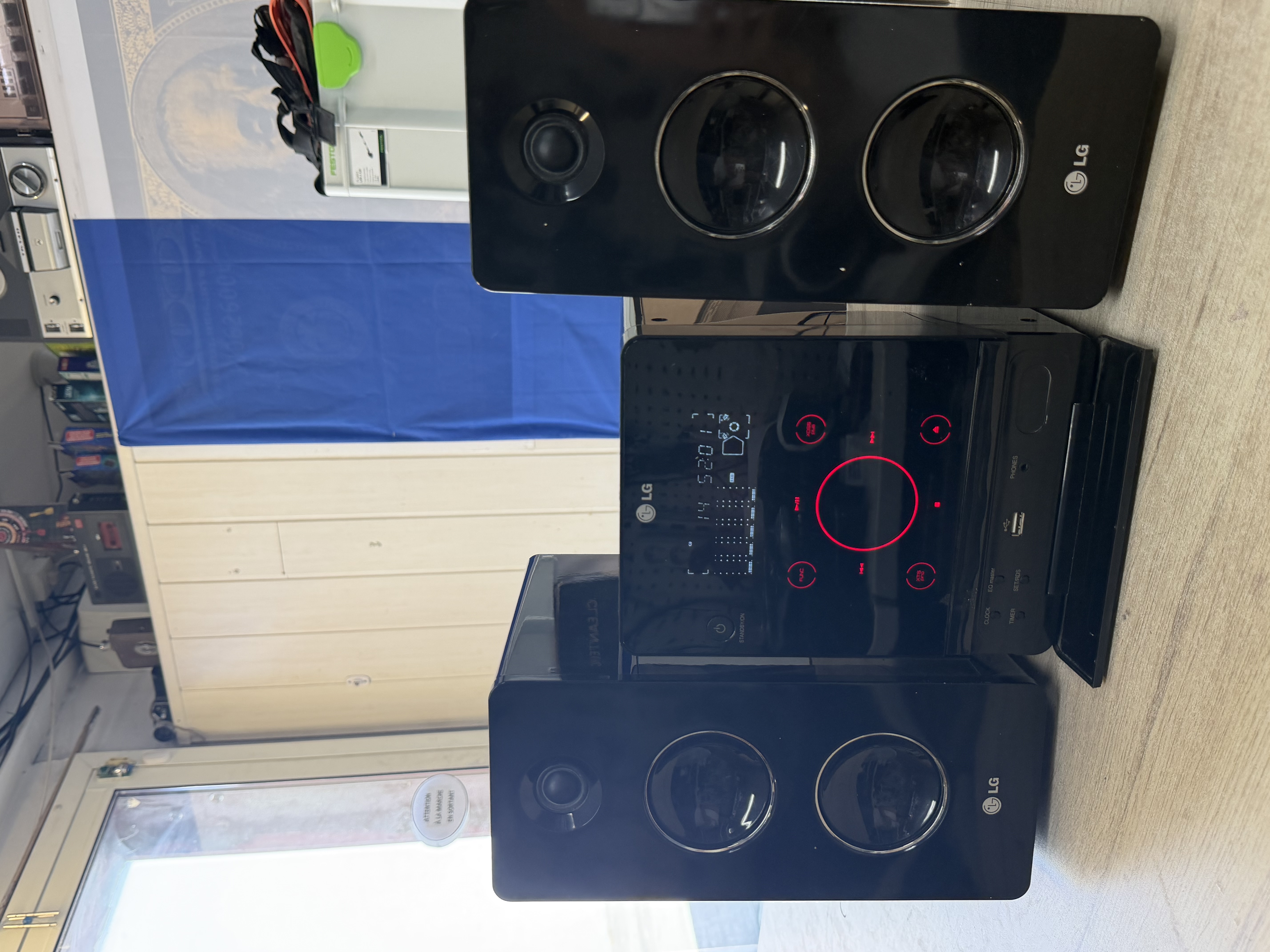 Micro-chaîne LG FA162 lecteur CD USB avec enceintes