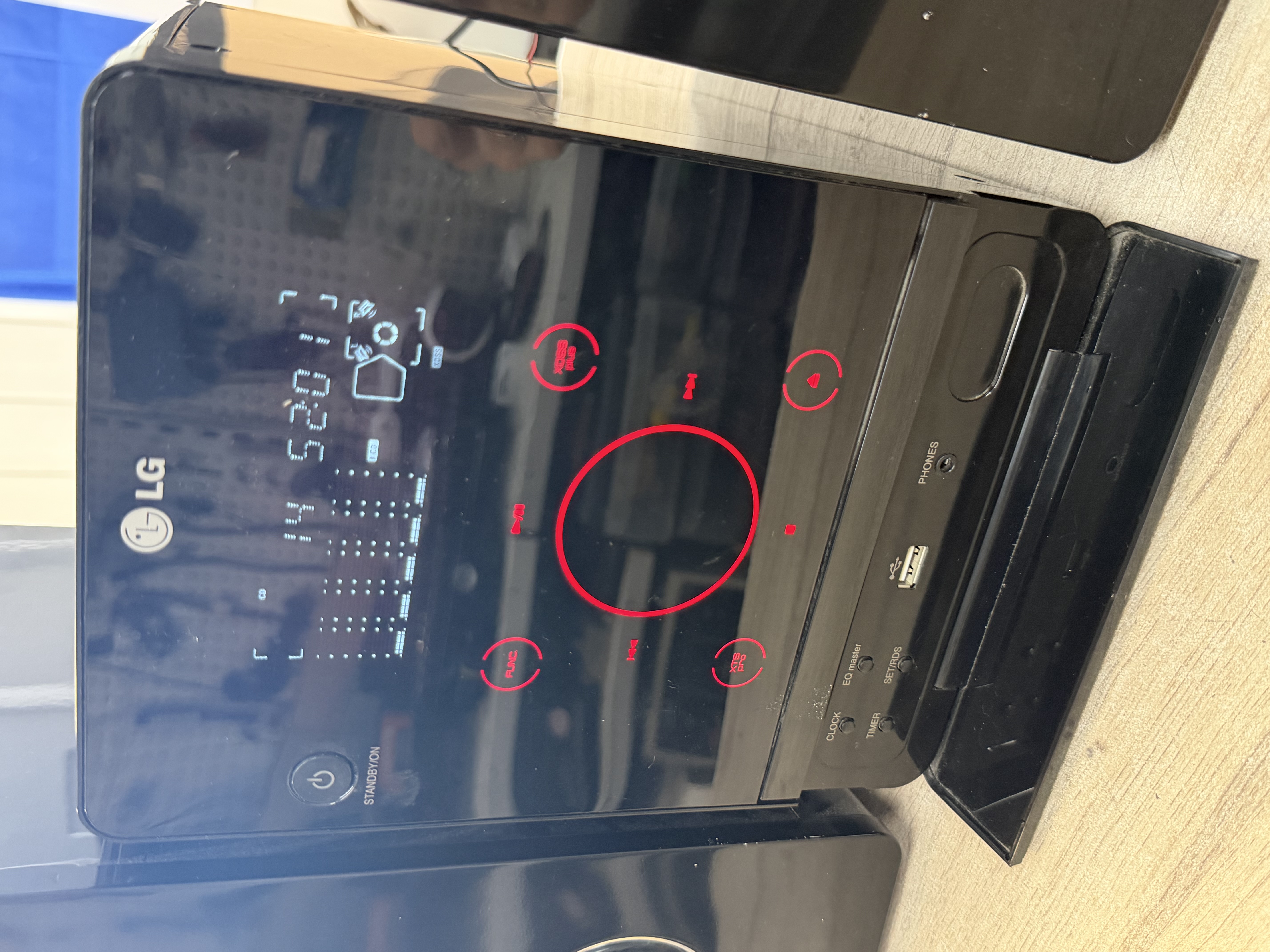 Micro-chaîne LG FA162 lecteur CD USB avec enceintes — photo 2