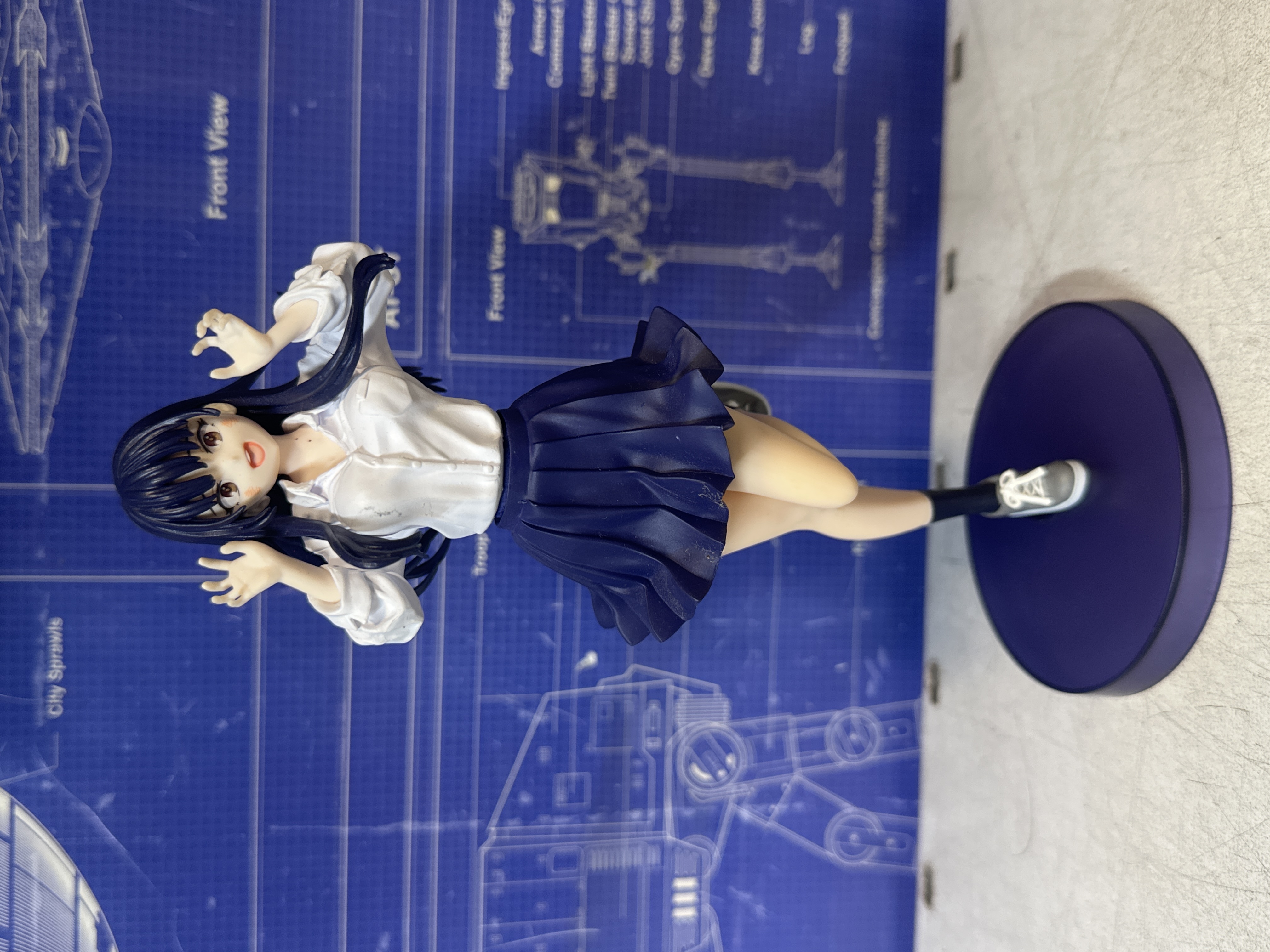 Figurine Anna Yamada en tenue scolaire