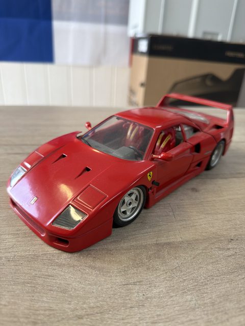 Ferrari F40 Bburago 1/18 modèle réduit rouge