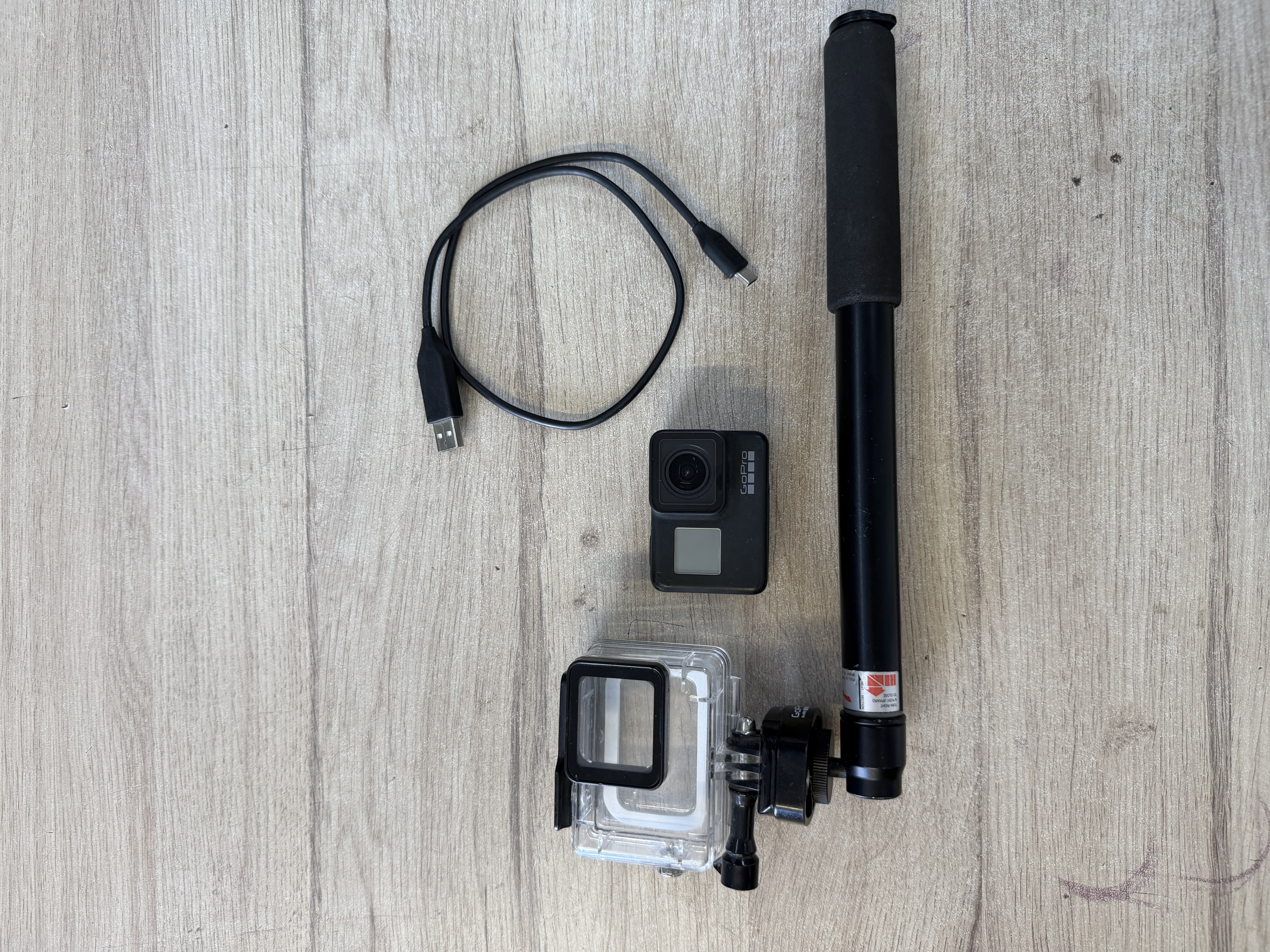 GoPro Hero 7 Black avec perche, boîtier étanche et microSD 128 Go — photo 2
