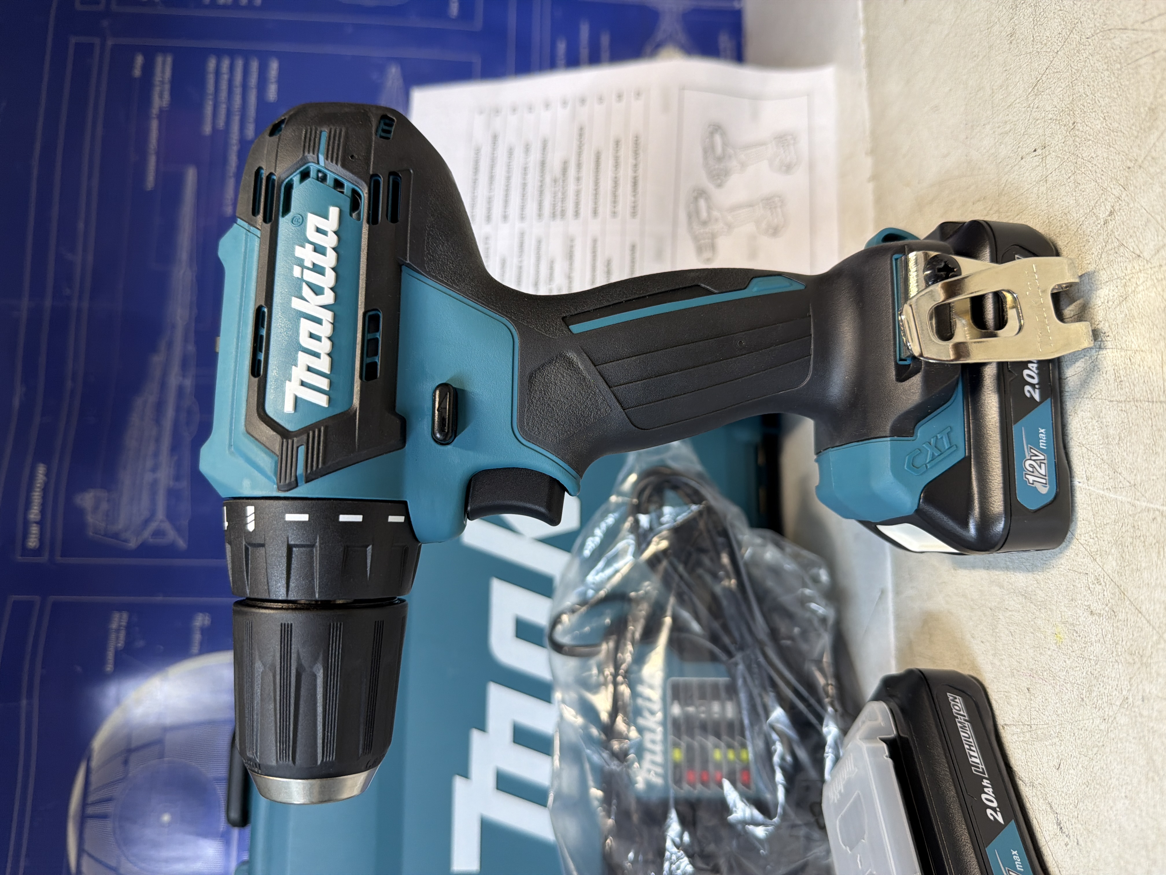 Perceuse-visseuse Makita DF333D 12V avec mallette, 2 batteries et chargeur — photo 2