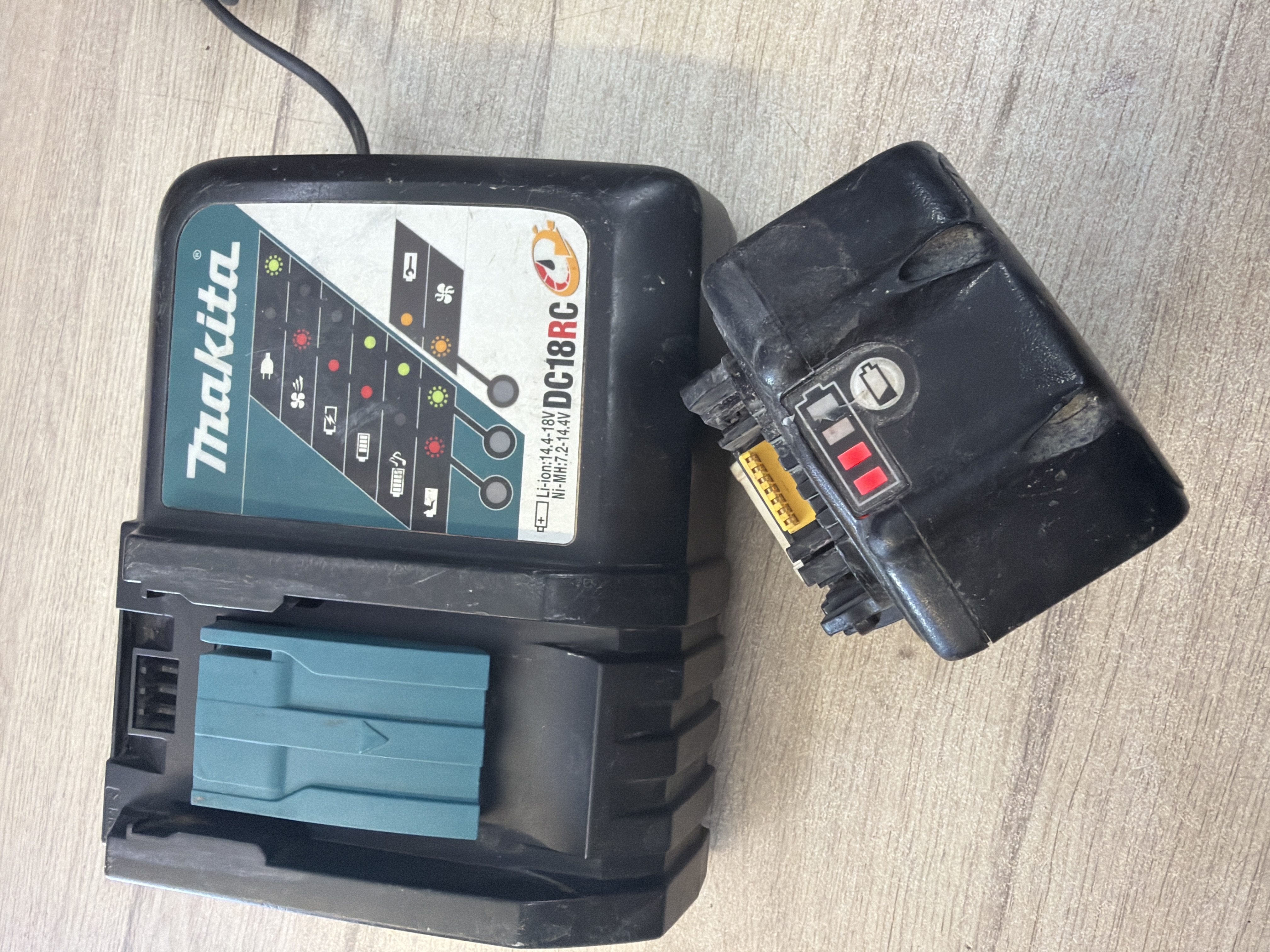Chargeur Makita DC18RC avec batterie 18V 5,0 Ah — photo 2