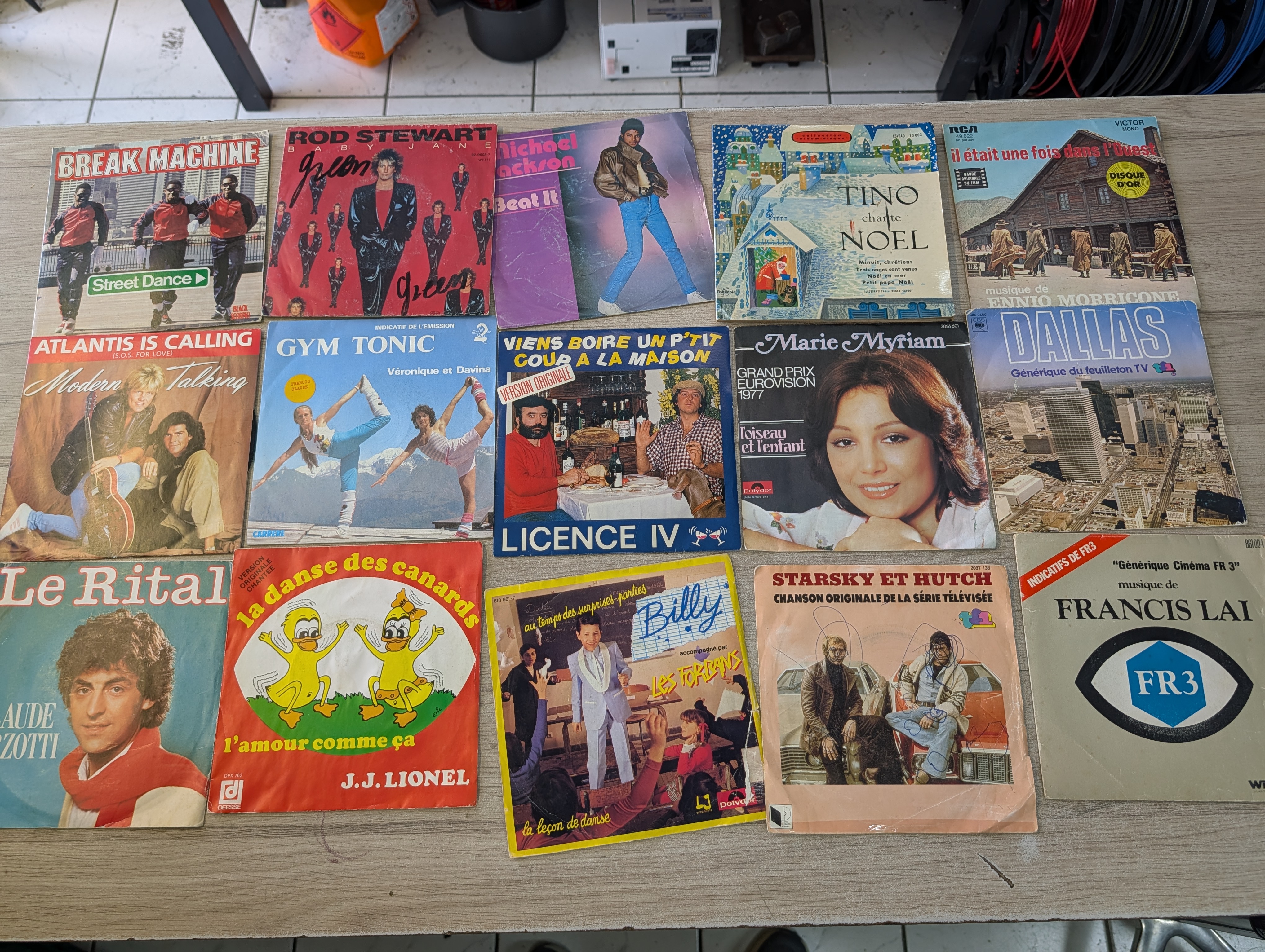 Lot de disques vinyles 45 tours variété française et internationale
