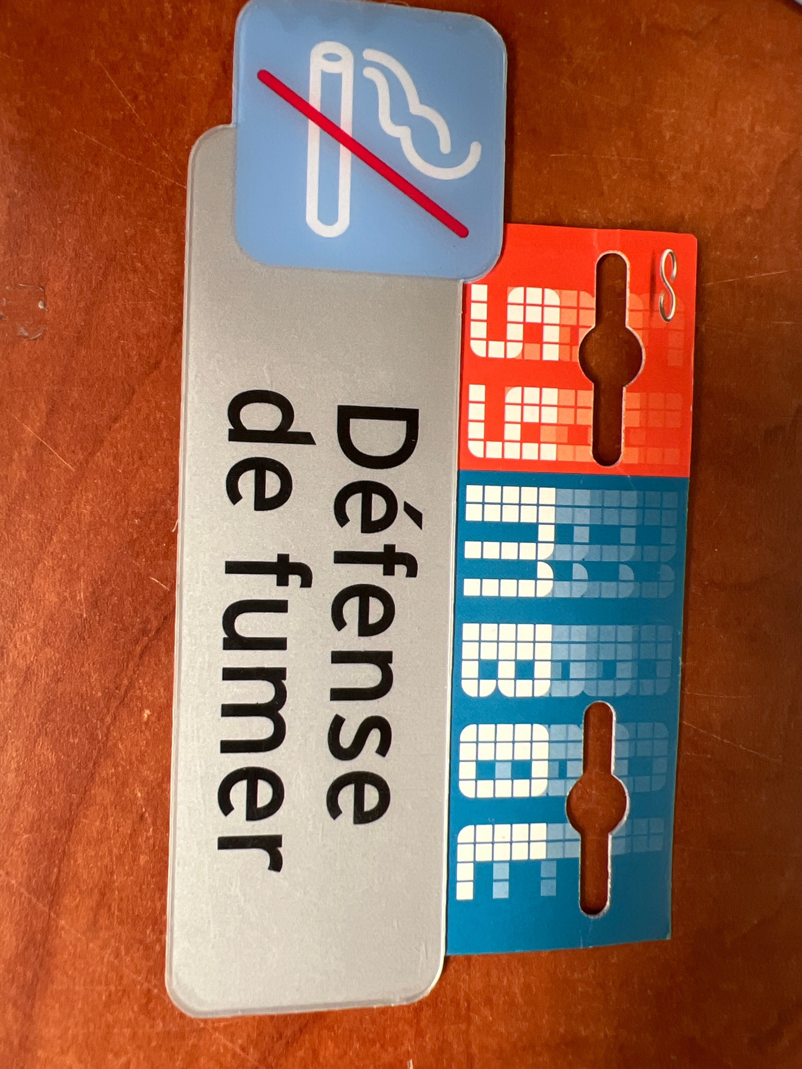 Panneau signalétique « Défense de fumer » avec pictogramme d’interdiction de fumer