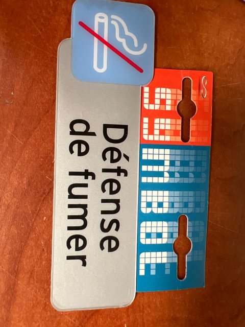Panneau signalétique « Défense de fumer » avec pictogramme d’interdiction de fumer