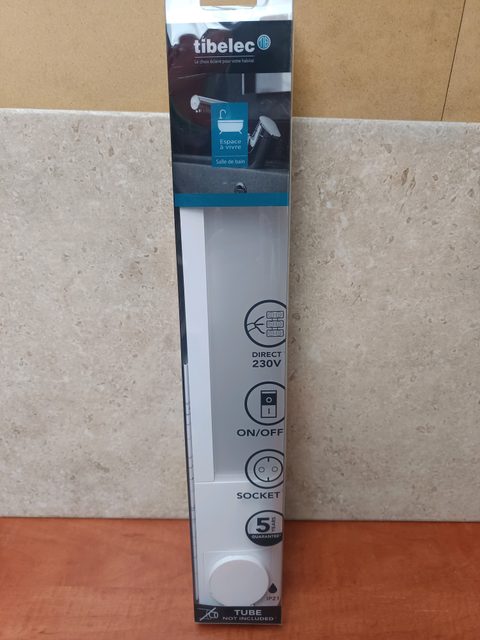 Tibelec réglette salle de bain avec prise et interrupteur