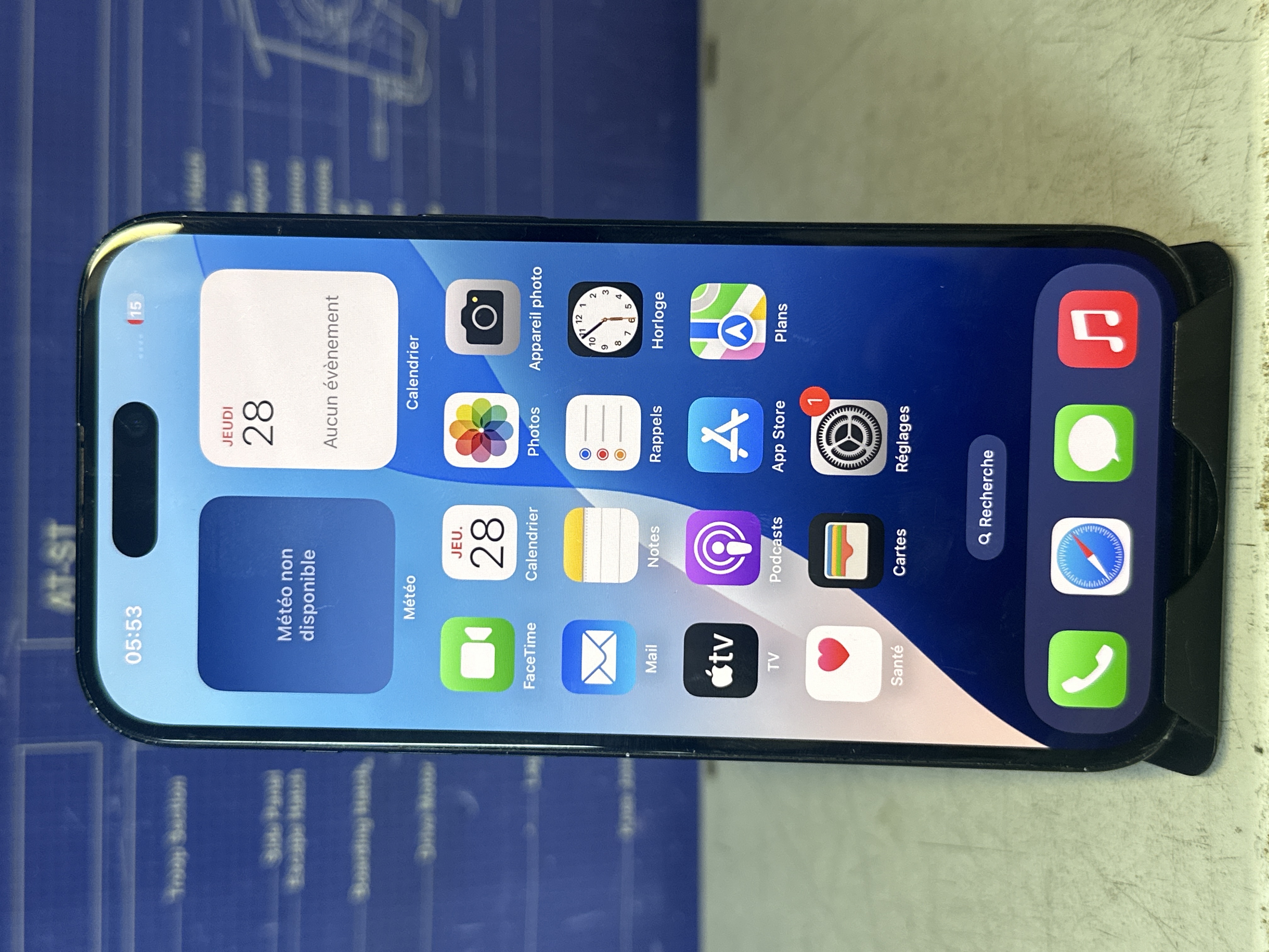 iPhone 15 noir 128 Go — photo 2