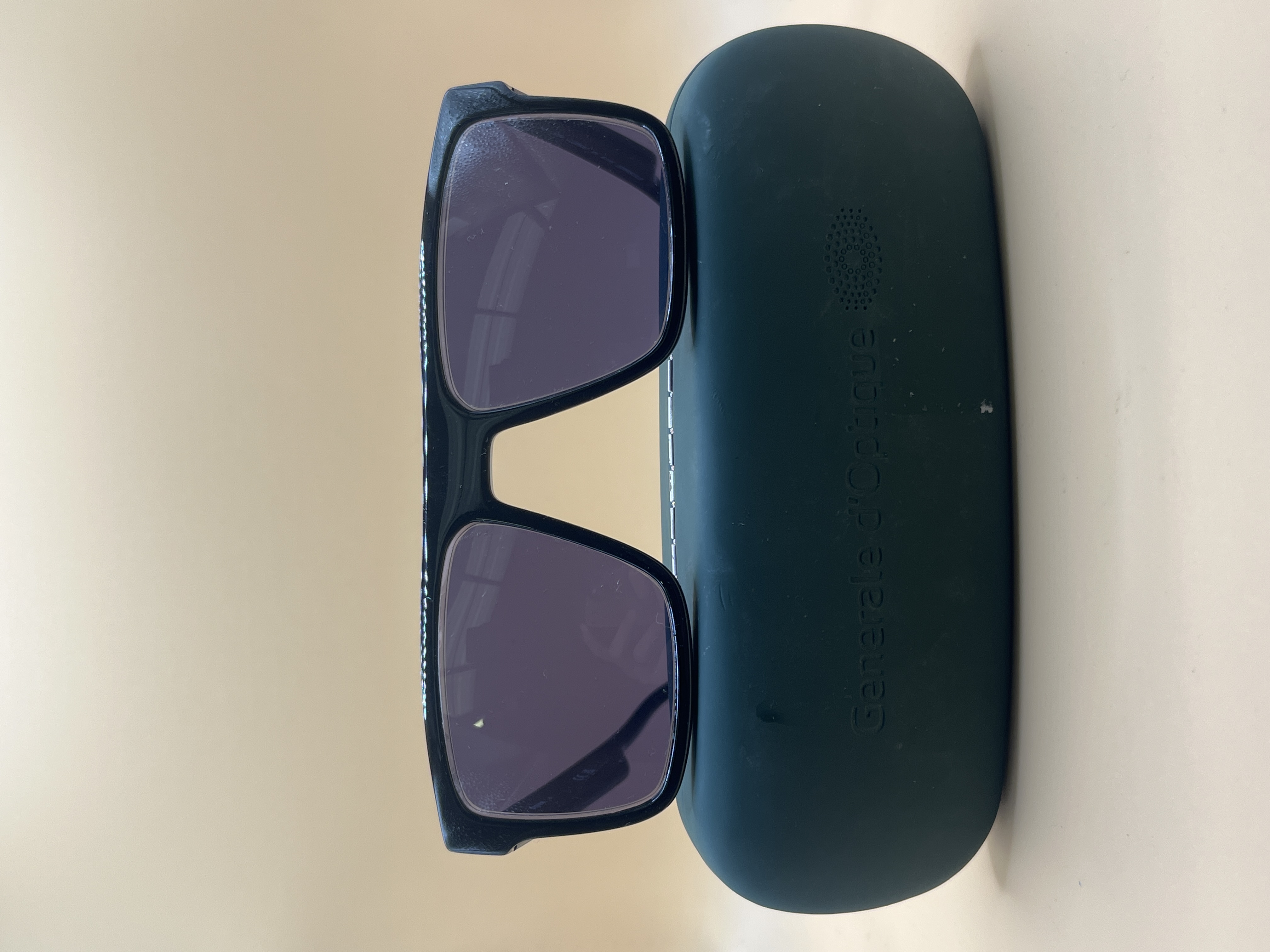 Lunettes de soleil carrées + étui Générale d’Optique