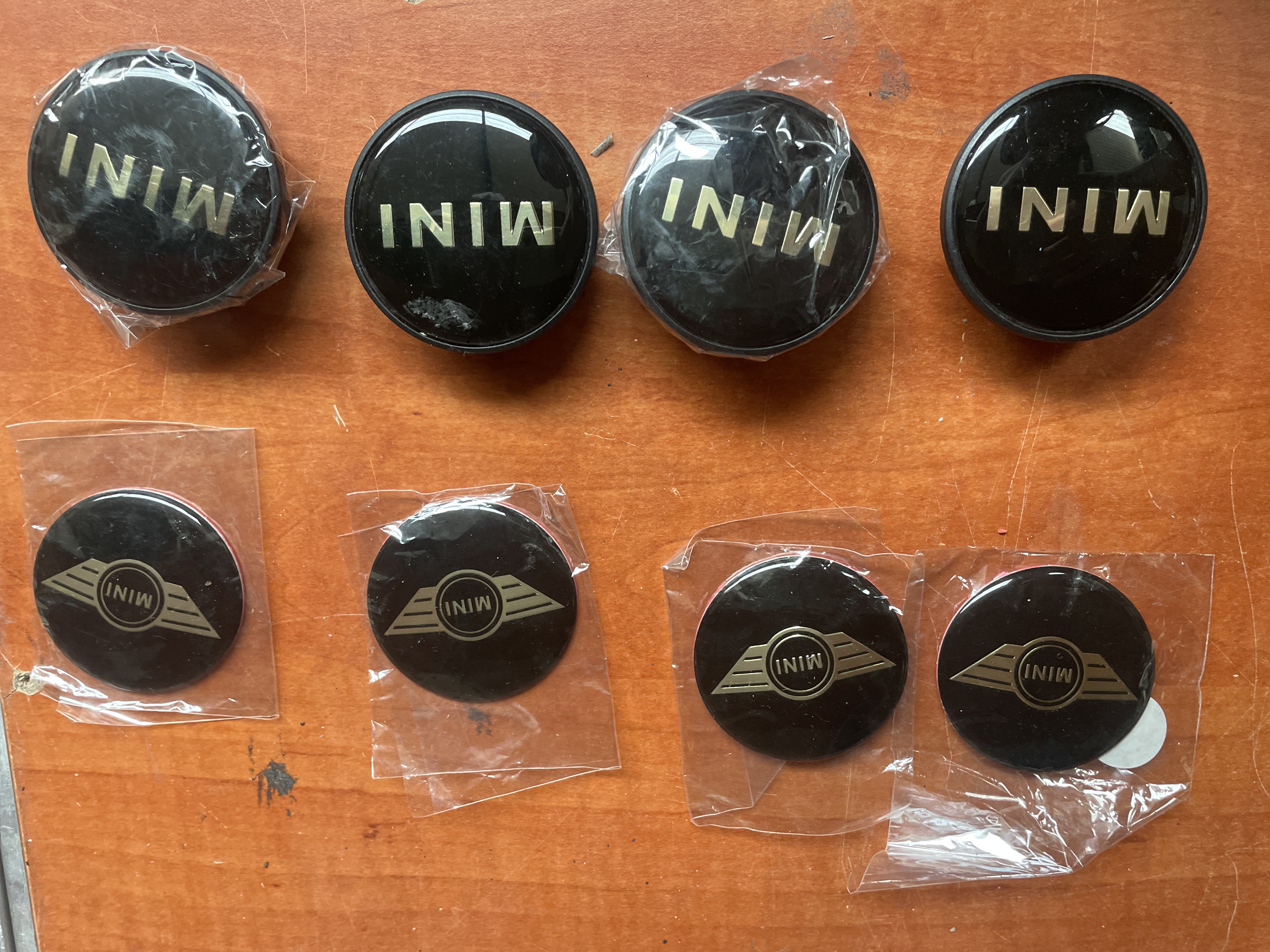 Lot logos MINI cache-moyeux et badges adhésifs noirs