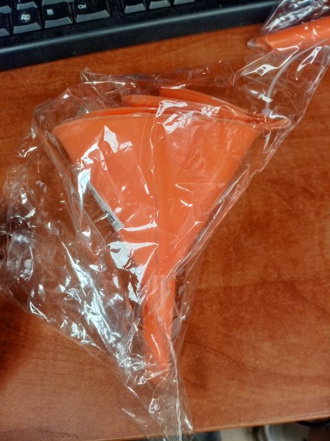 Entonnoir en plastique orange
