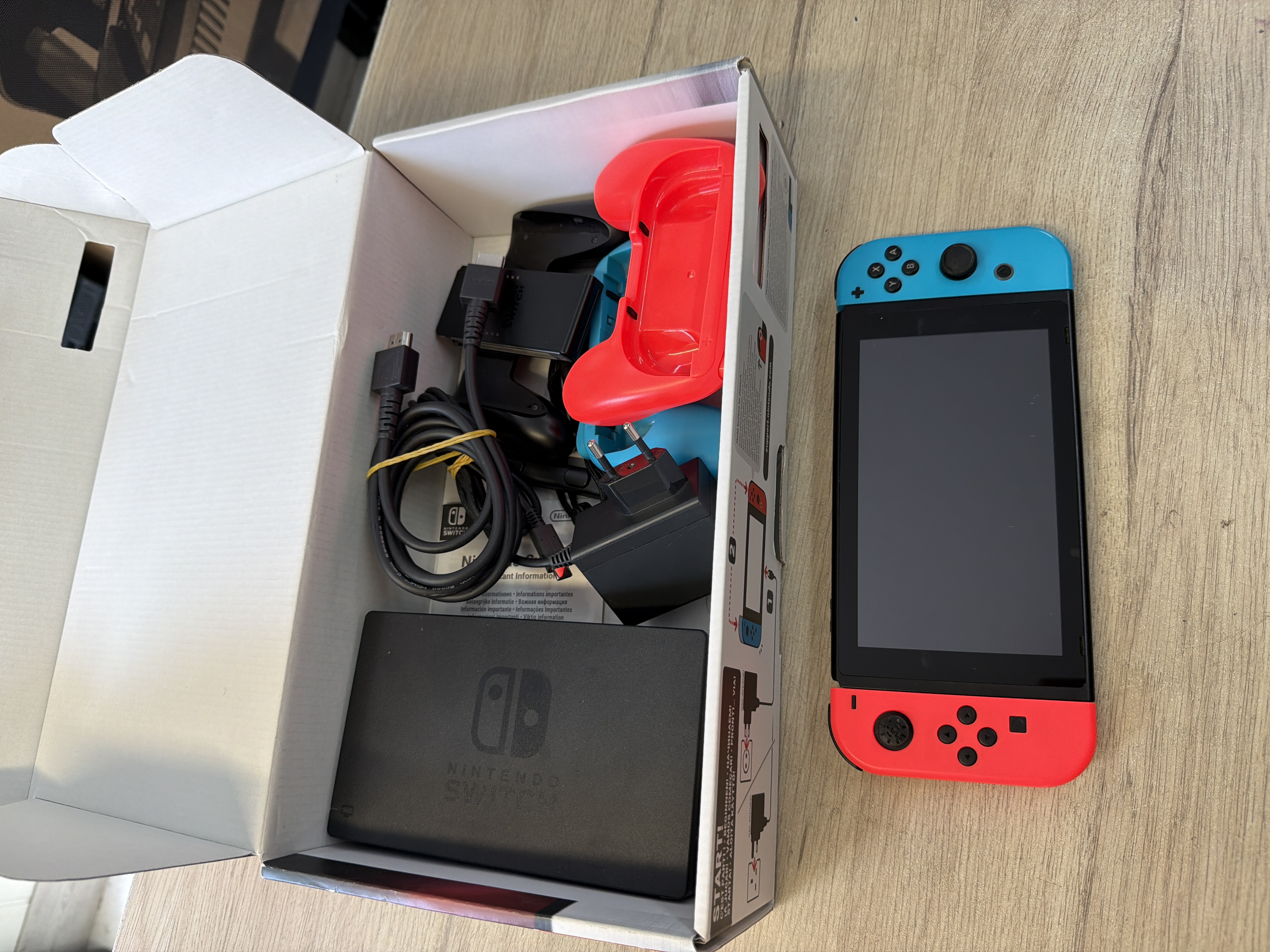 Nintendo Switch HAC-001 néon bleu rouge complète