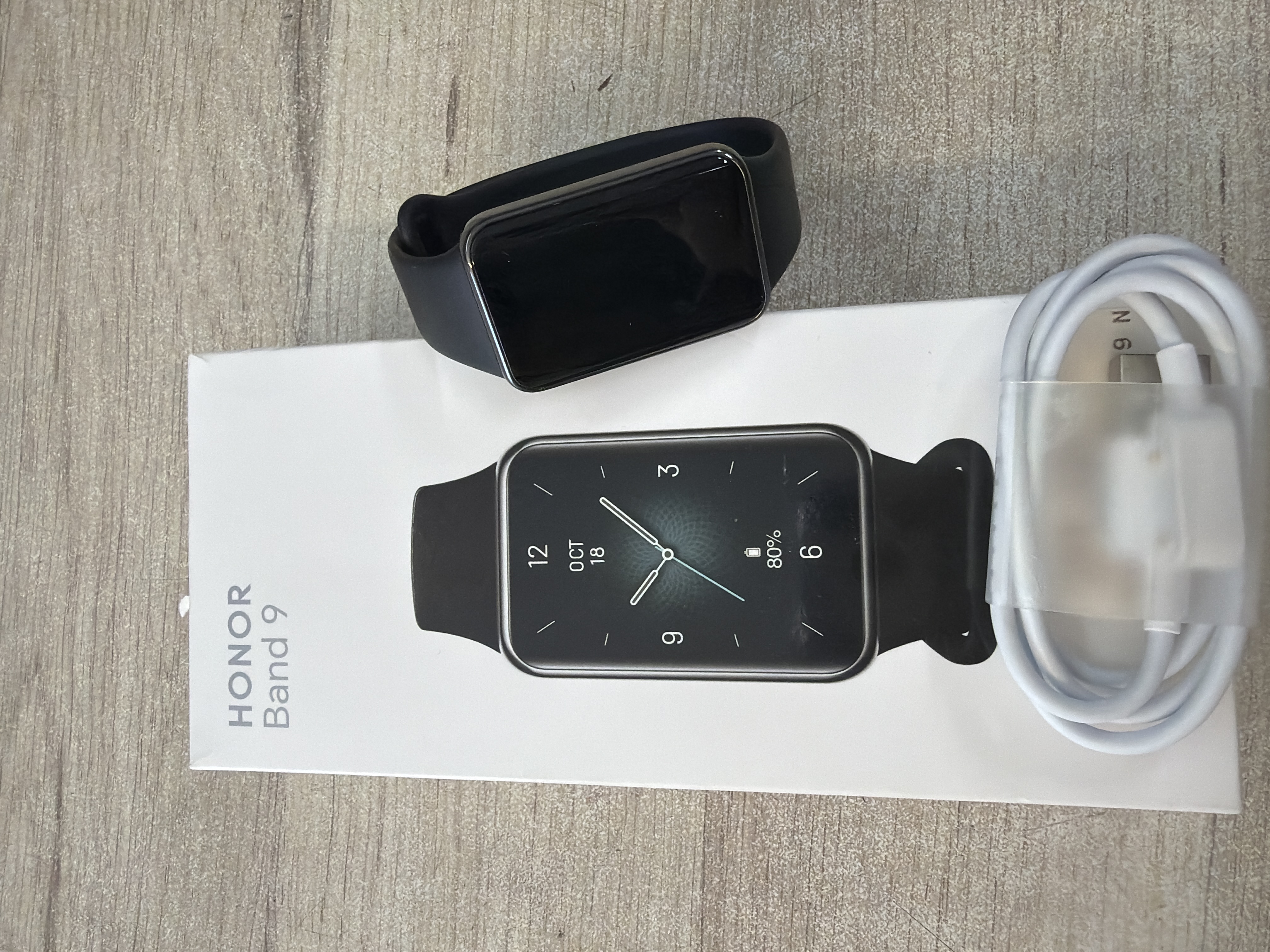 Montre connectée Honor Band 9 noire avec câble de charge