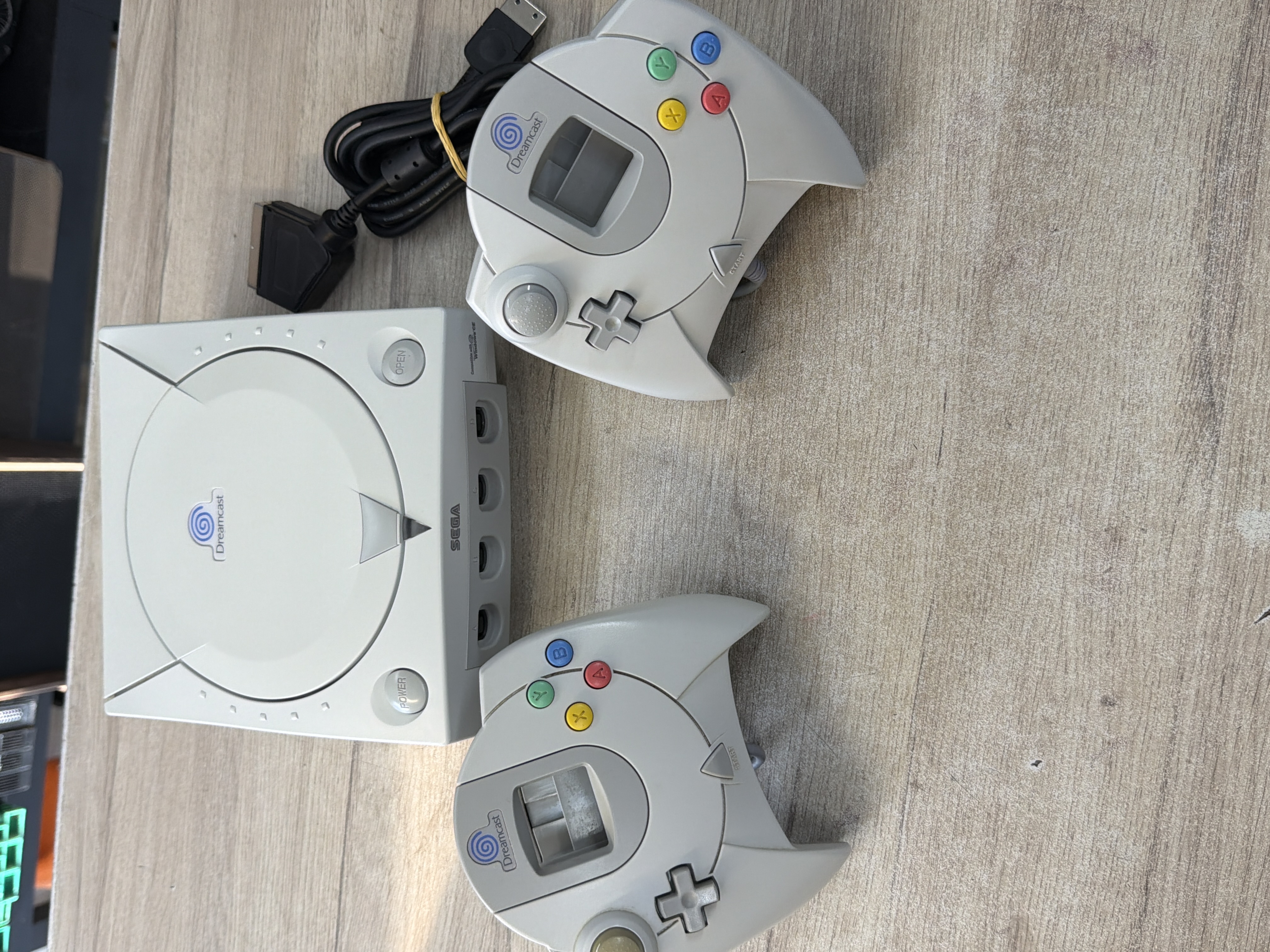 Console Sega Dreamcast avec 2 manettes et câblage