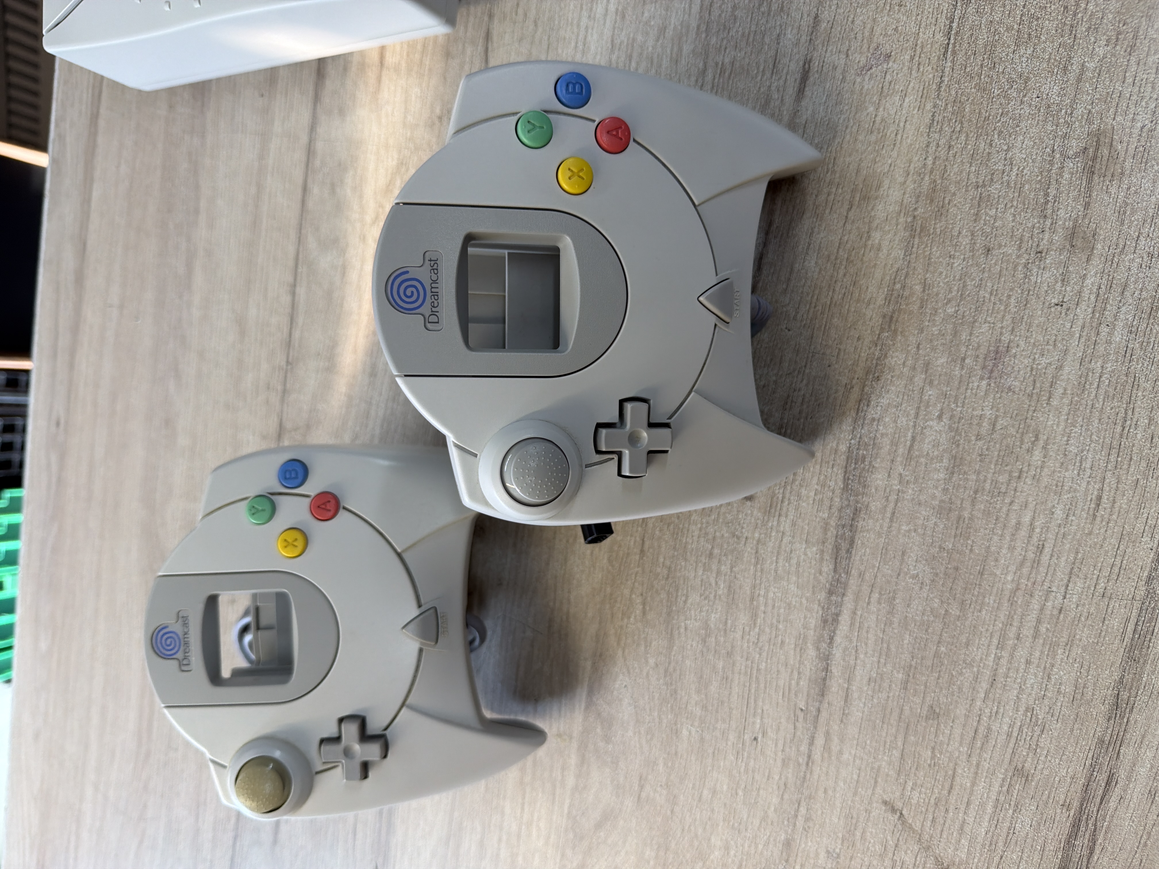Console Sega Dreamcast avec 2 manettes et câblage — photo 2