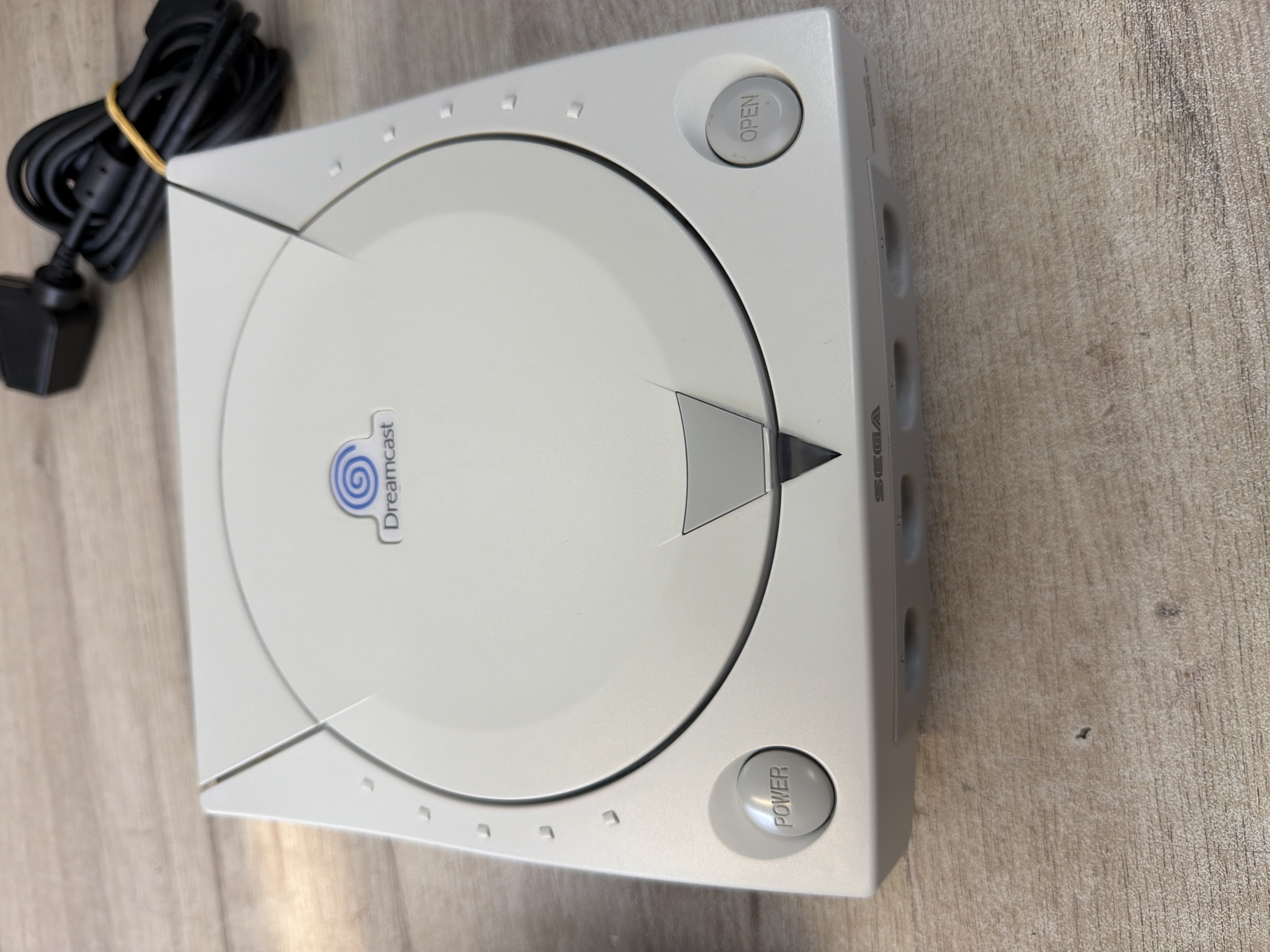 Console Sega Dreamcast avec 2 manettes et câblage — photo 3