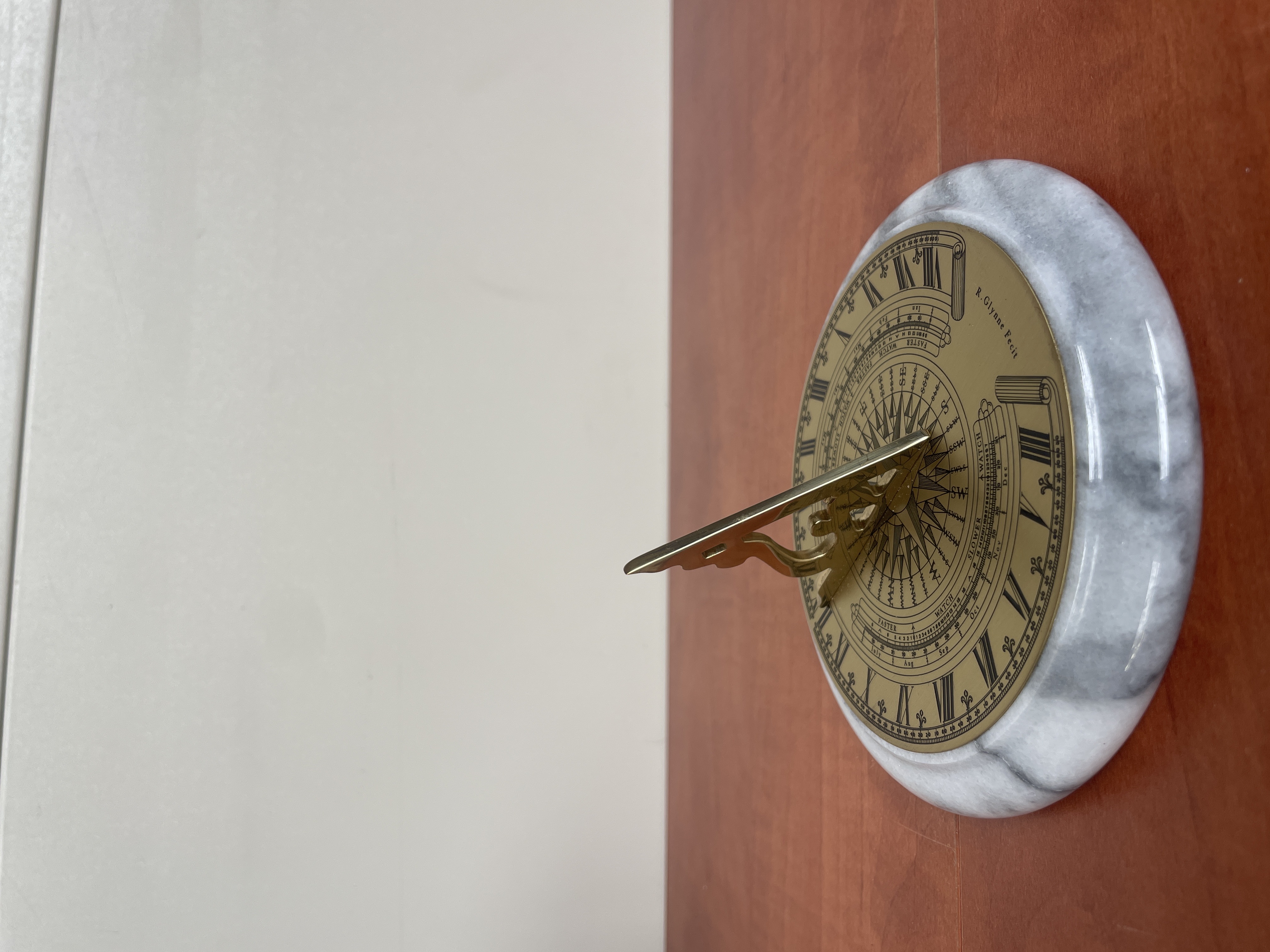 Cadran solaire décoratif en marbre et laiton