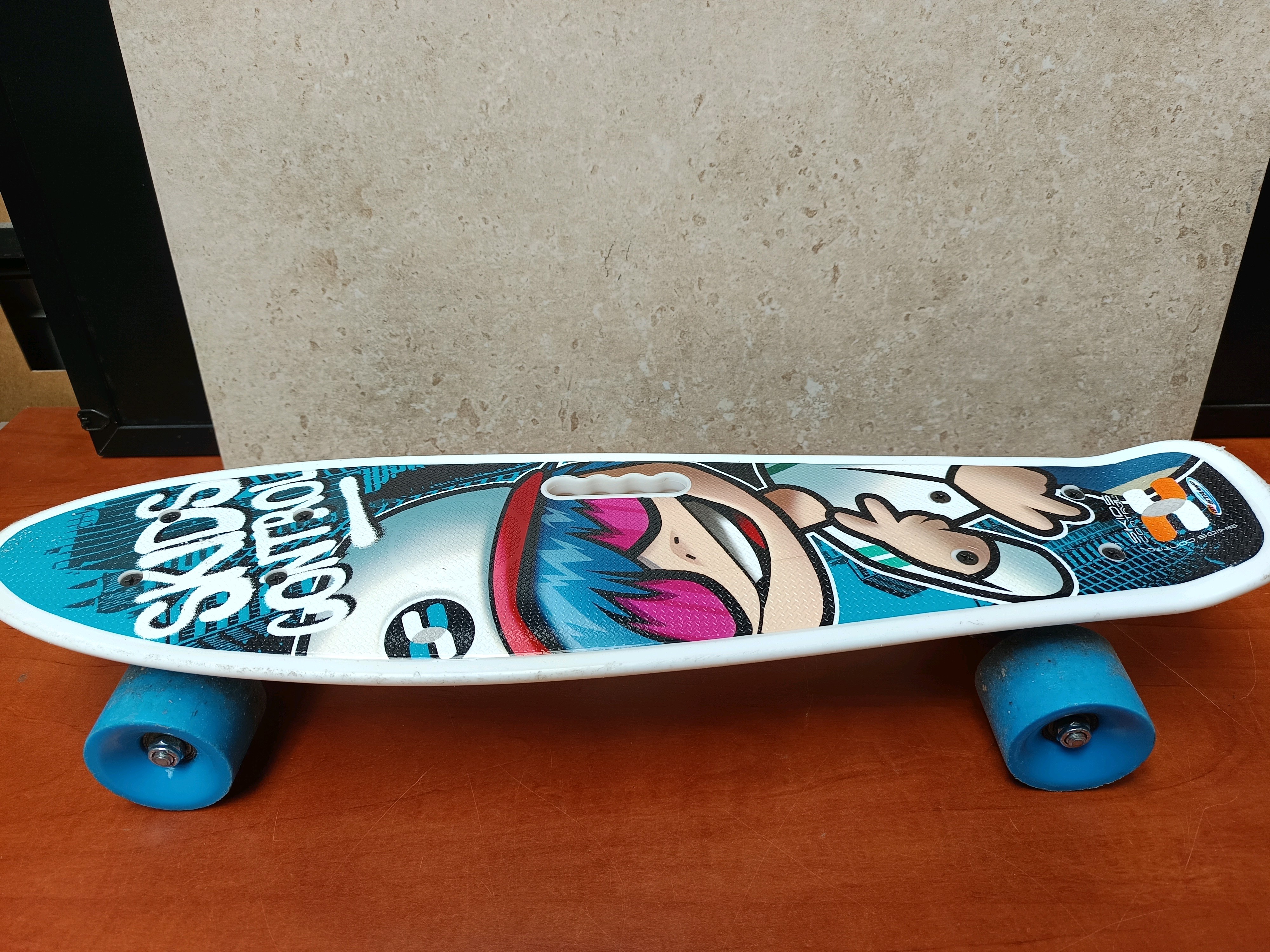 Skateboard mini cruiser "KIDS CONTROL" motif cartoon, roues bleues