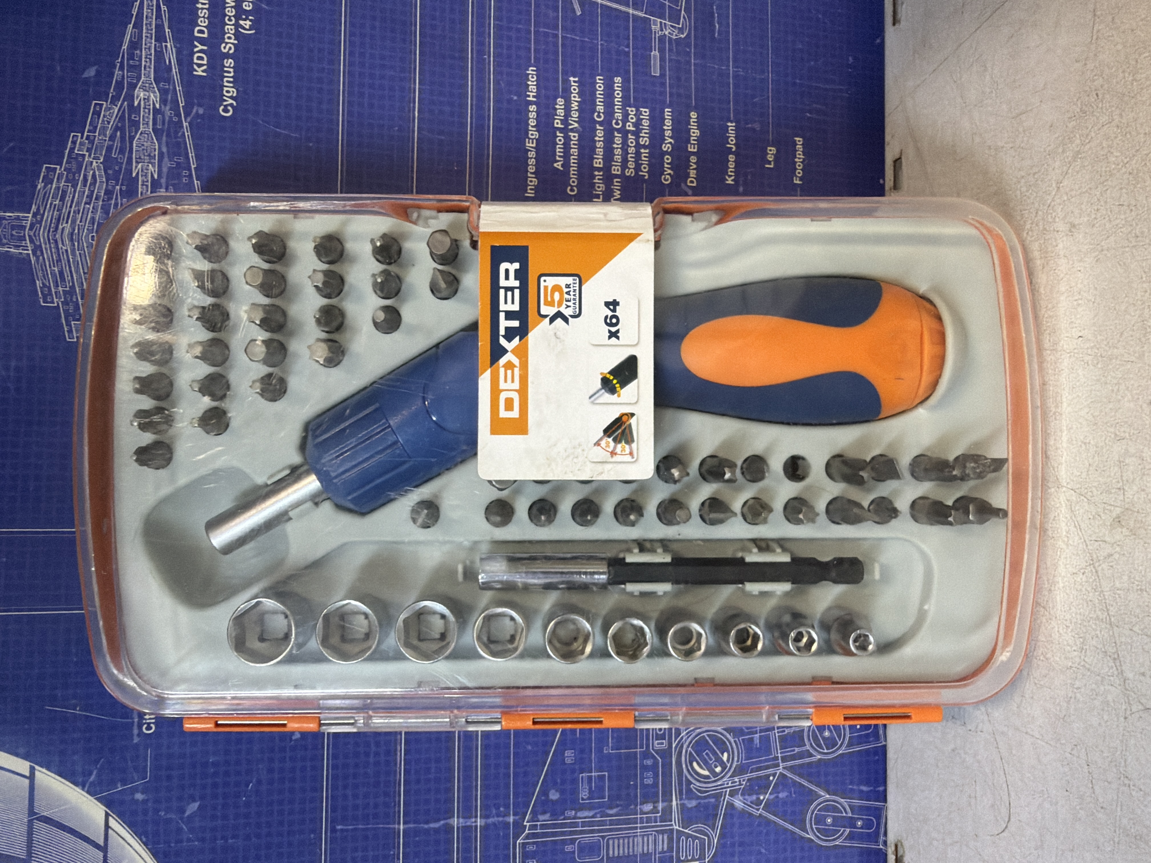 Coffret DEXTER x64 tournevis avec embouts et douilles