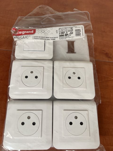 Lot Legrand Mosaic blanc 4 prises Surface et 1 va-et-vient