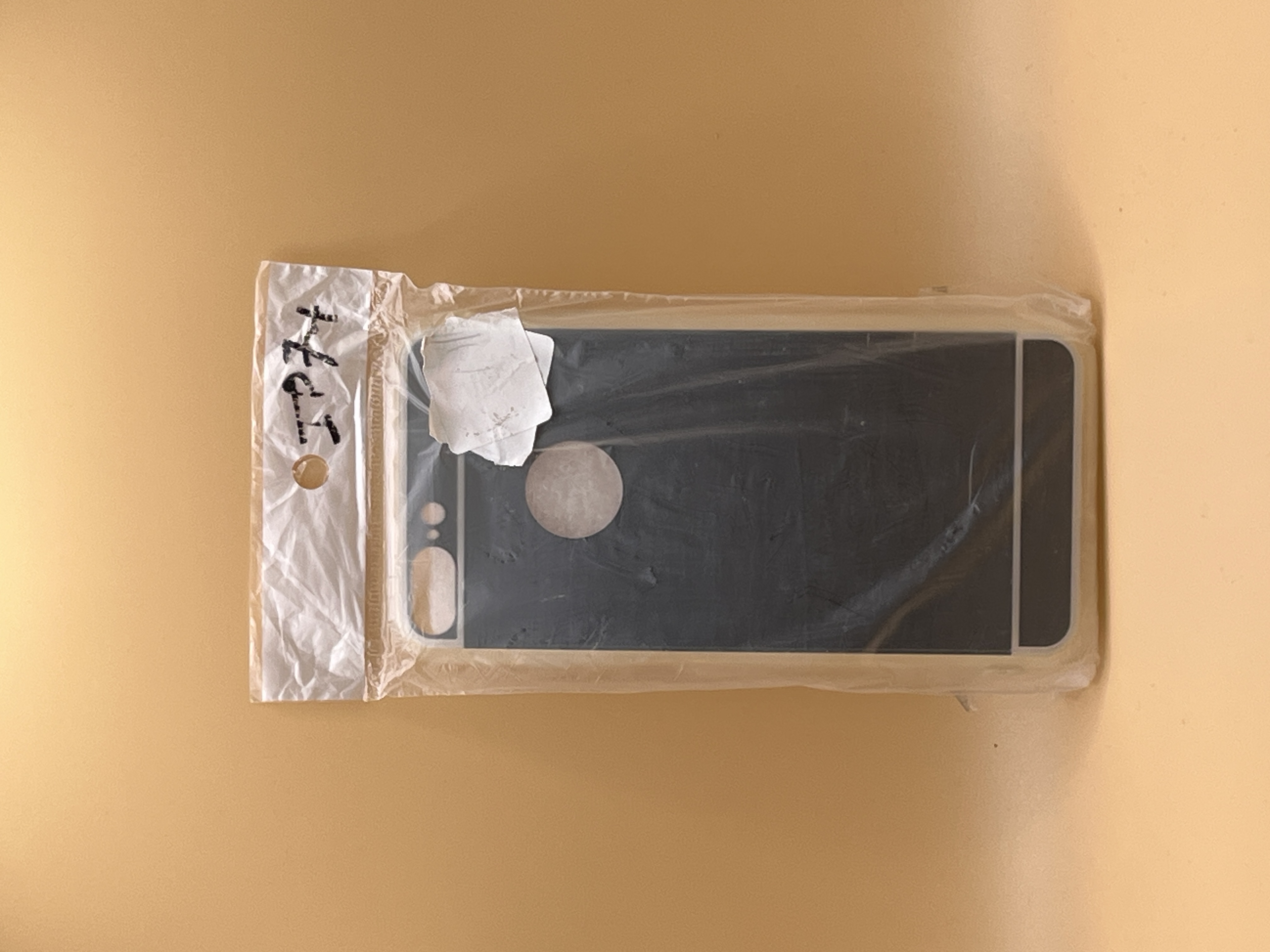 Coque arrière pour smartphone avec découpes appareil photo et capteur d’empreinte