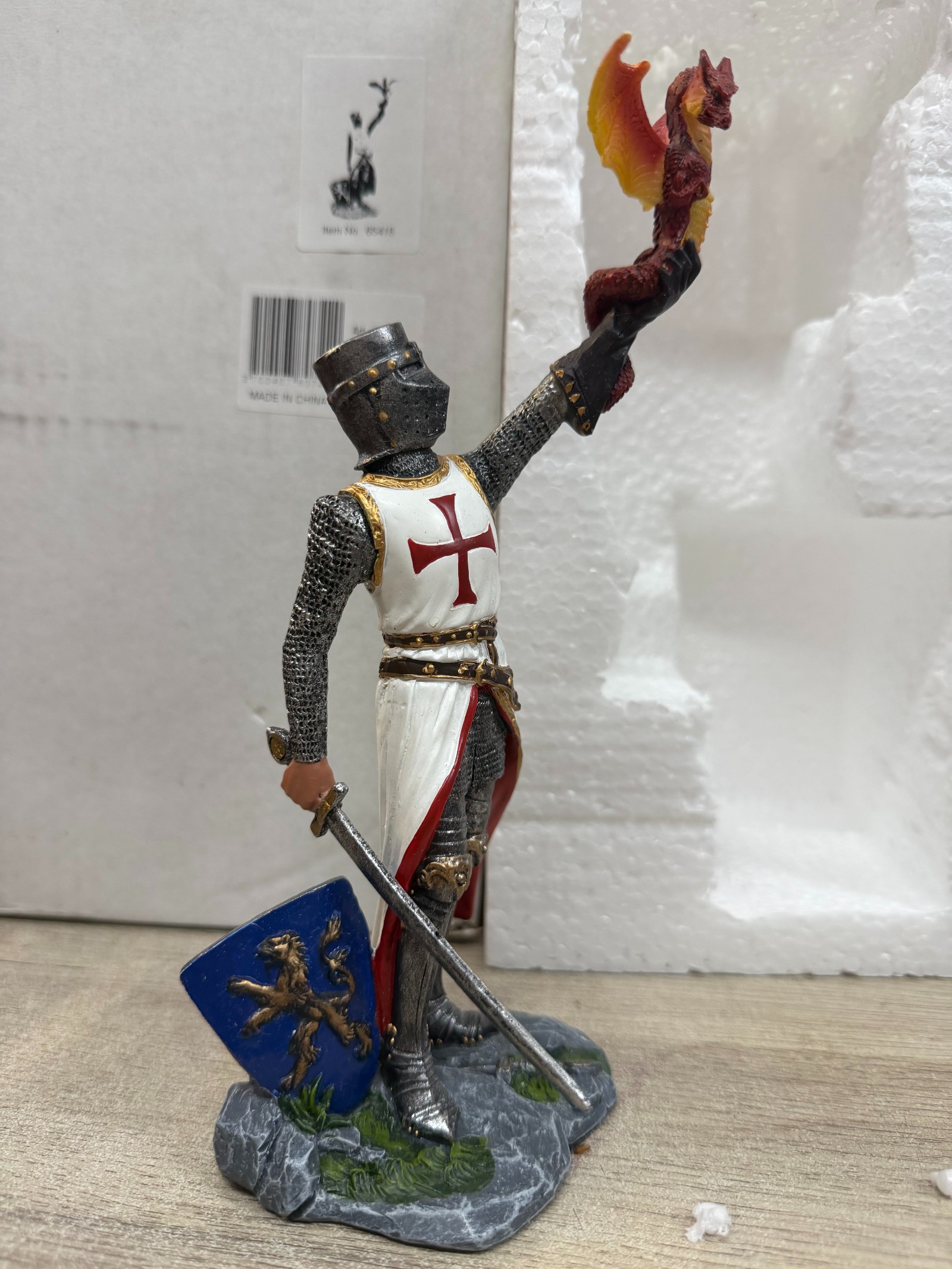 Figurine médiévale Chevalier templier tenant un dragon – 18 cm