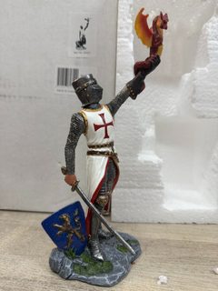 Figurine médiévale Chevalier templier tenant un dragon – 18 cm