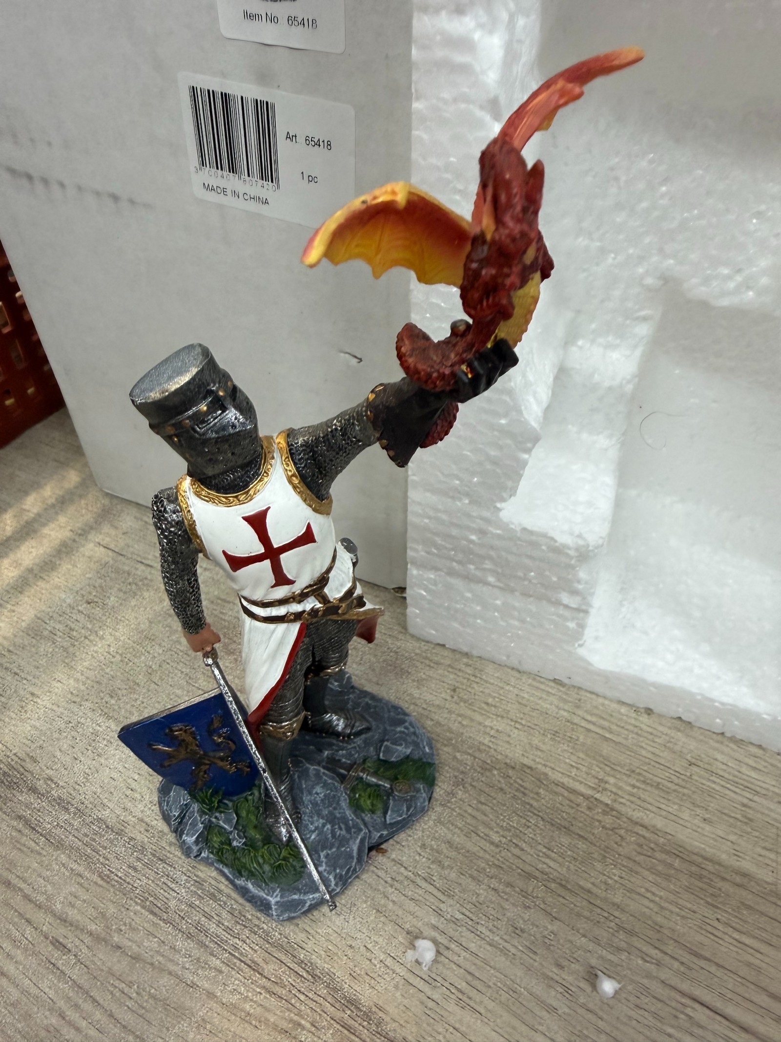 Figurine médiévale Chevalier templier tenant un dragon – 18 cm — photo 2