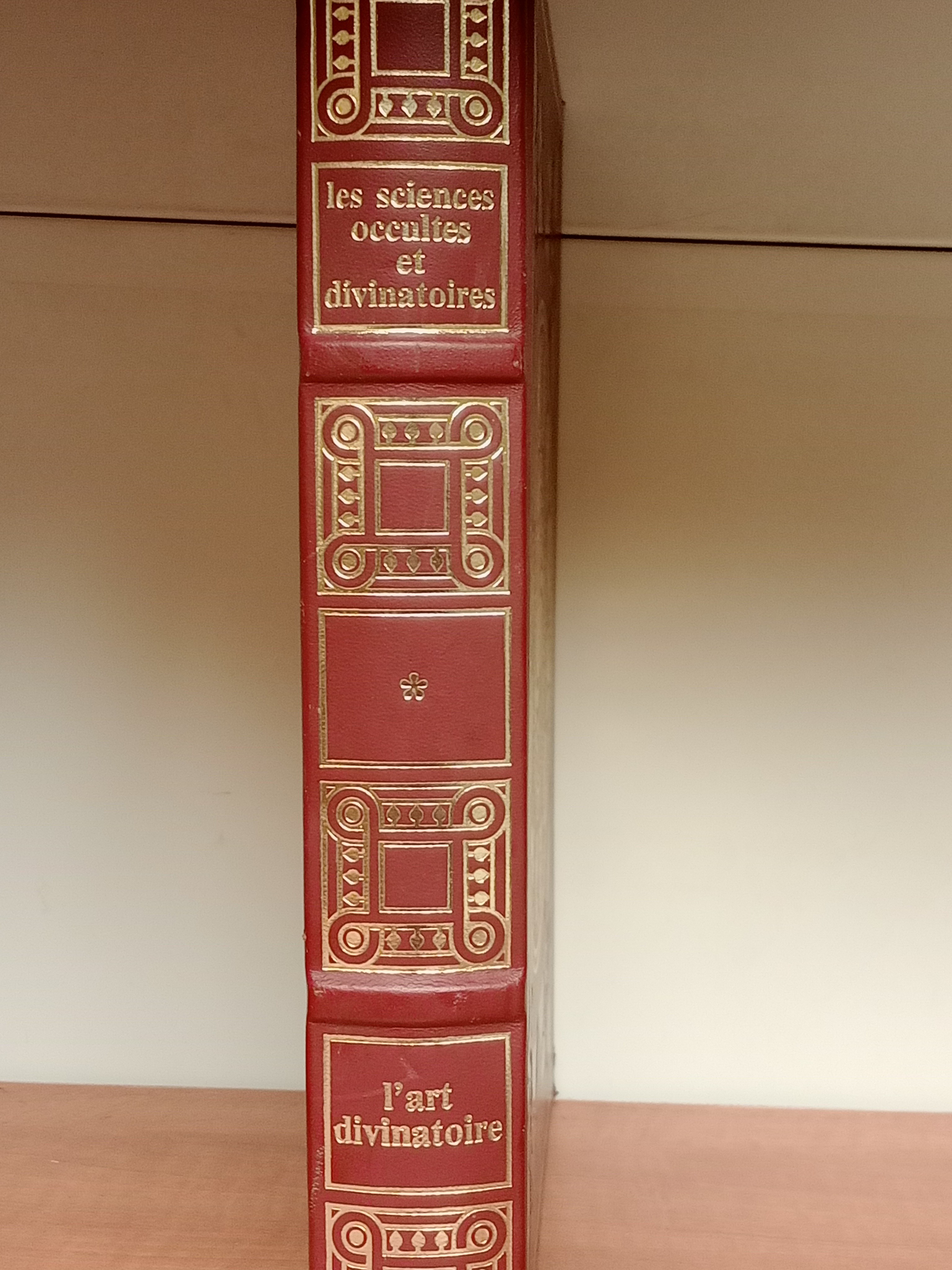 Livre Les sciences occultes et divinatoires - L'art divinatoire — photo 2