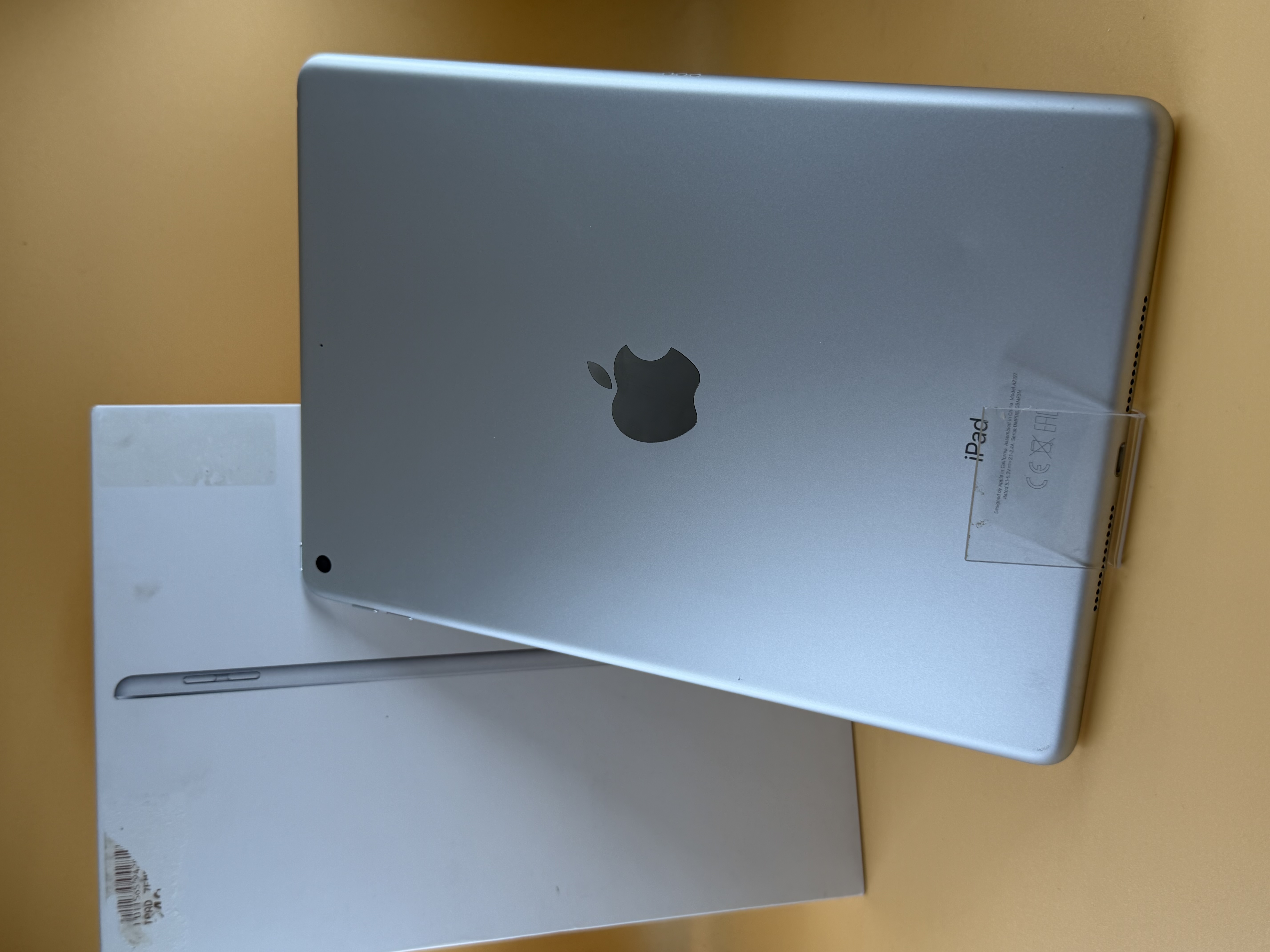 Apple iPad 10,2 2019 Wi‑Fi 32 Go argent MW752NF/A — photo 2