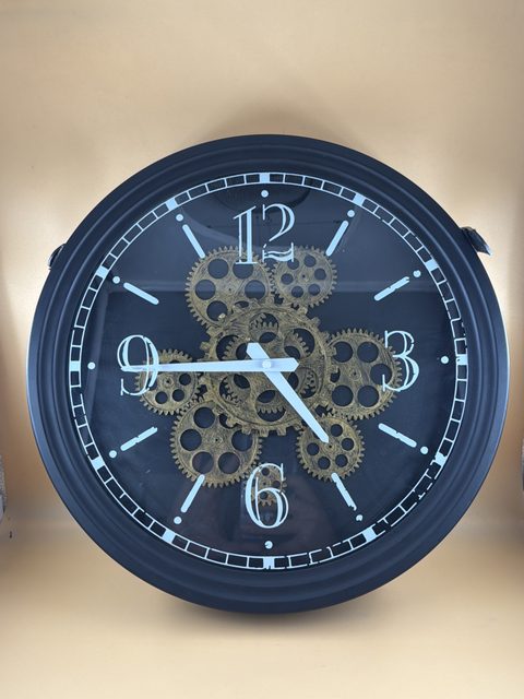 Horloge murale industrielle noire à engrenages apparents style vintage atelier