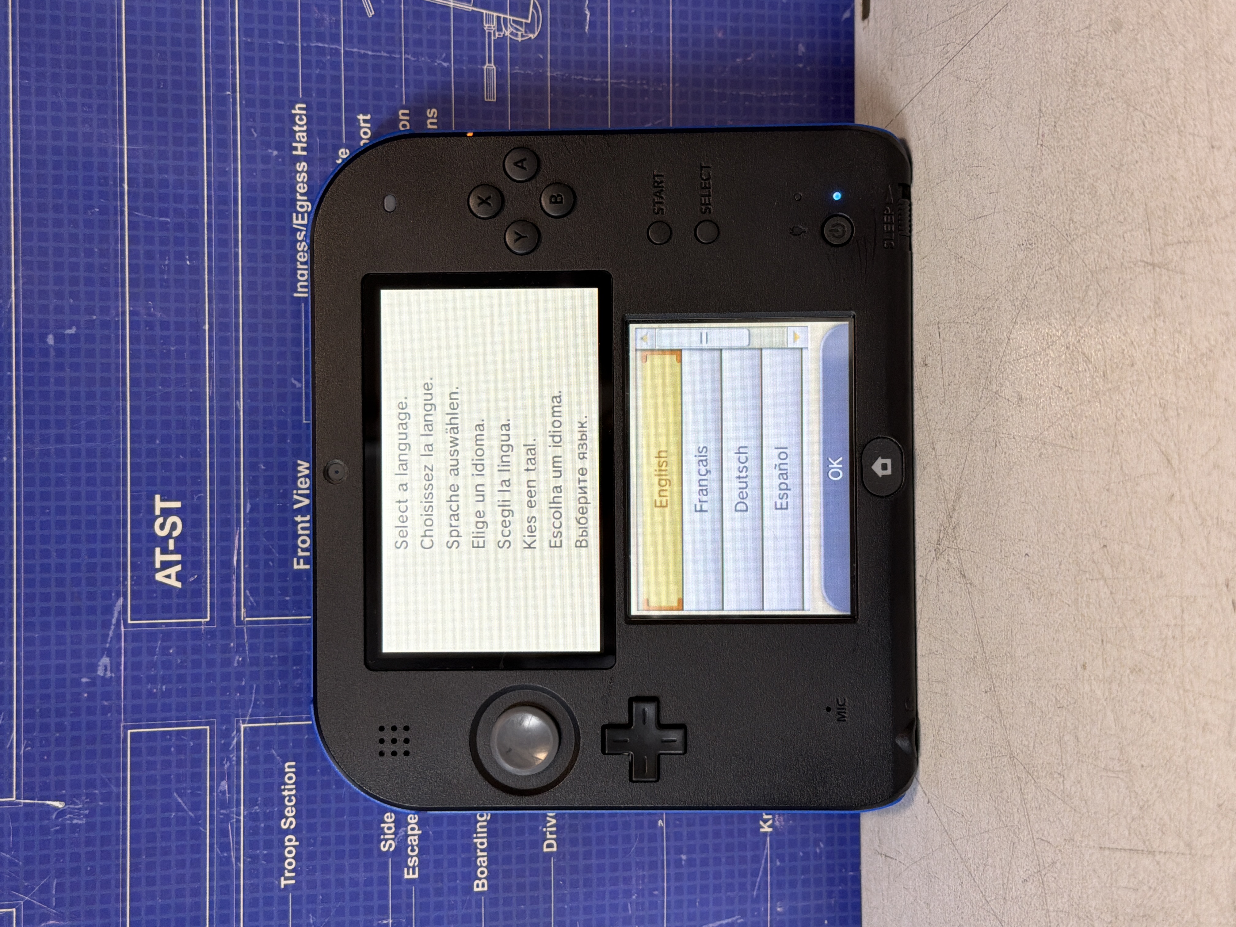 Console portable Nintendo 2DS noire et bleue