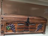 Coffre en bois sculpté décor vigne et tonneaux 50 cm - coffret rangement — photo 1