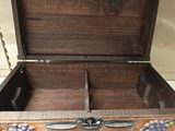 Coffre en bois sculpté décor vigne et tonneaux 50 cm - coffret rangement — photo 2