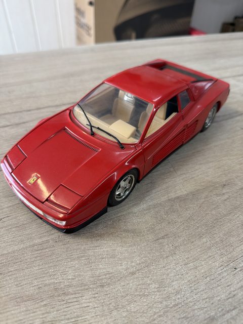 Bburago Ferrari Testarossa 1984 modèle réduit 1/18