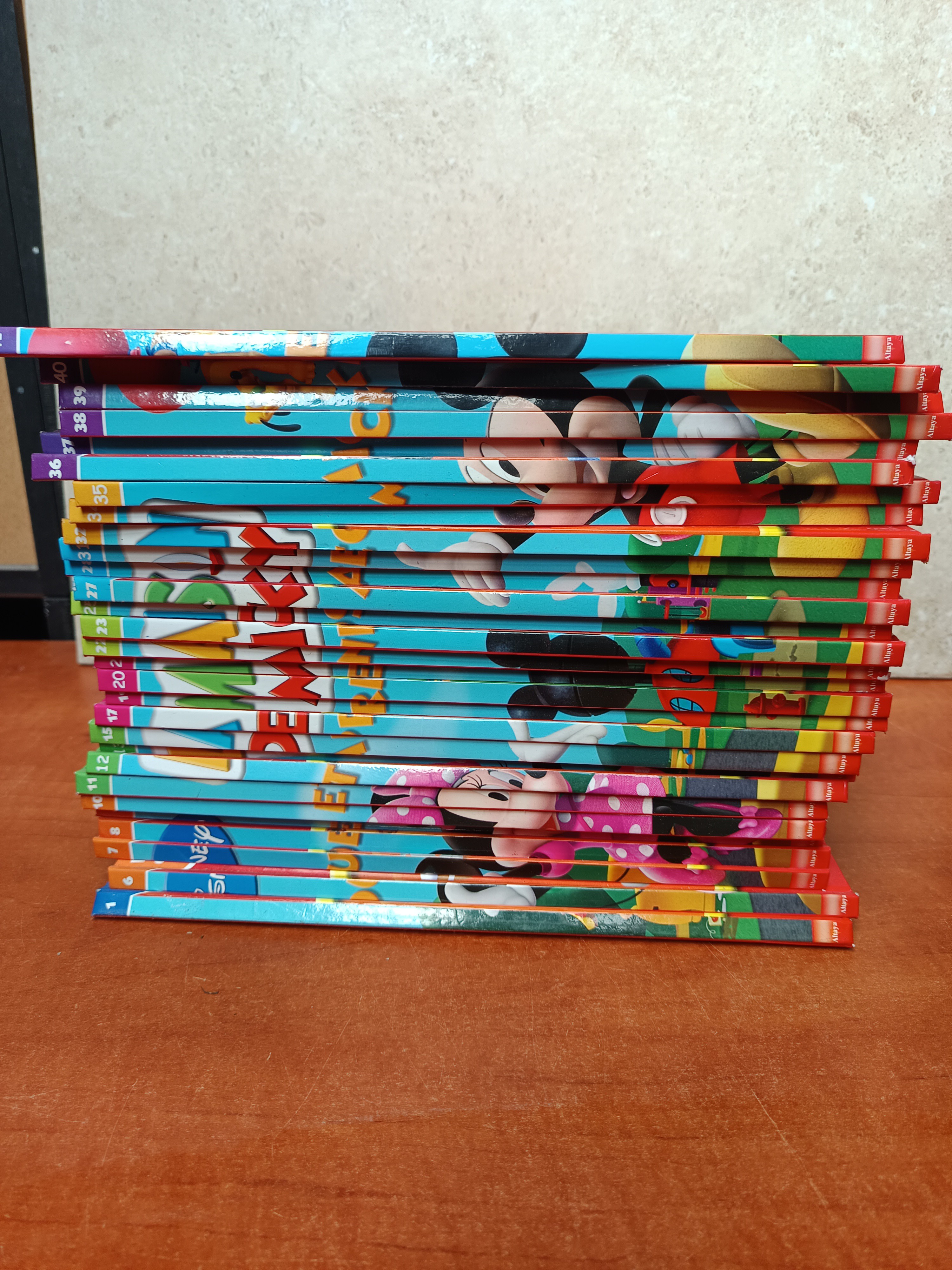 Lot livres Disney La Maison de Mickey et ses amis tomes 1, 6, 7, 8, 10, 11, 12, 13, 15, 17, 19, 20, 21, 22, 23, 25, 27, 28, 31, 32, 34, 35, 36, 37, 38, 39, 40 et 41 — photo 2