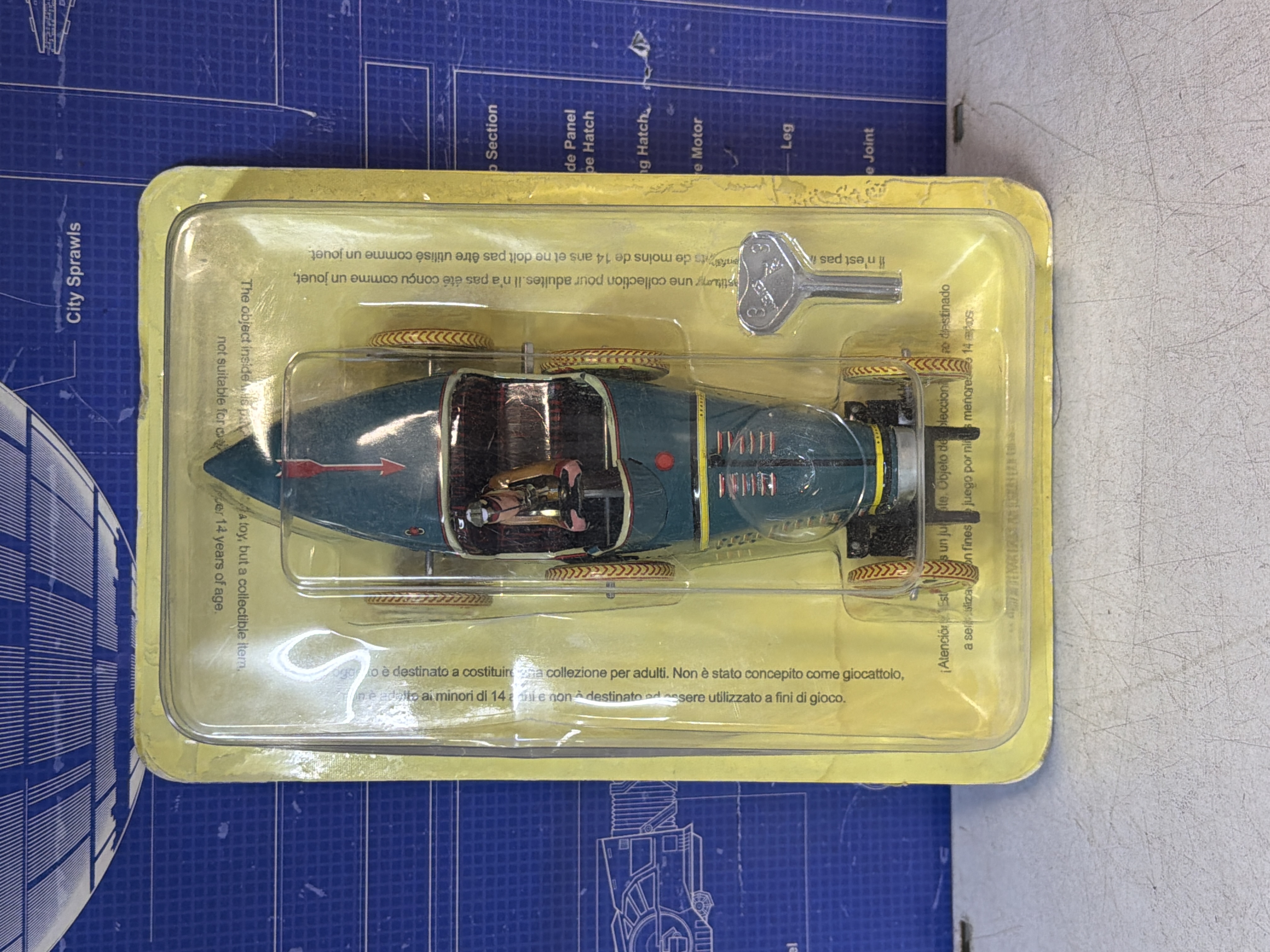 Voiture de course ancienne verte miniature avec figurine – sous blister