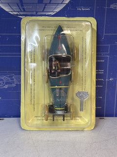 Voiture de course ancienne verte miniature avec figurine – sous blister