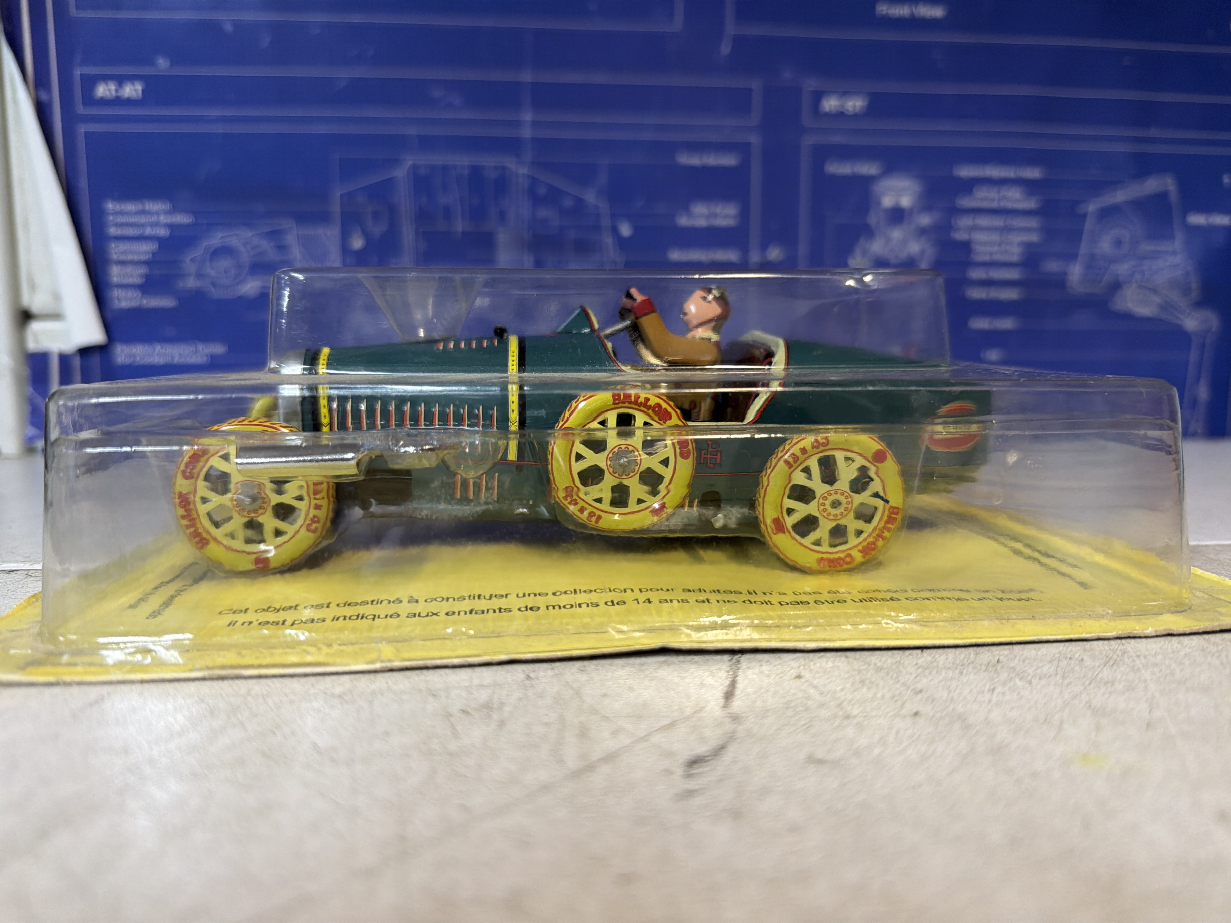 Voiture de course ancienne verte miniature avec figurine – sous blister — photo 2
