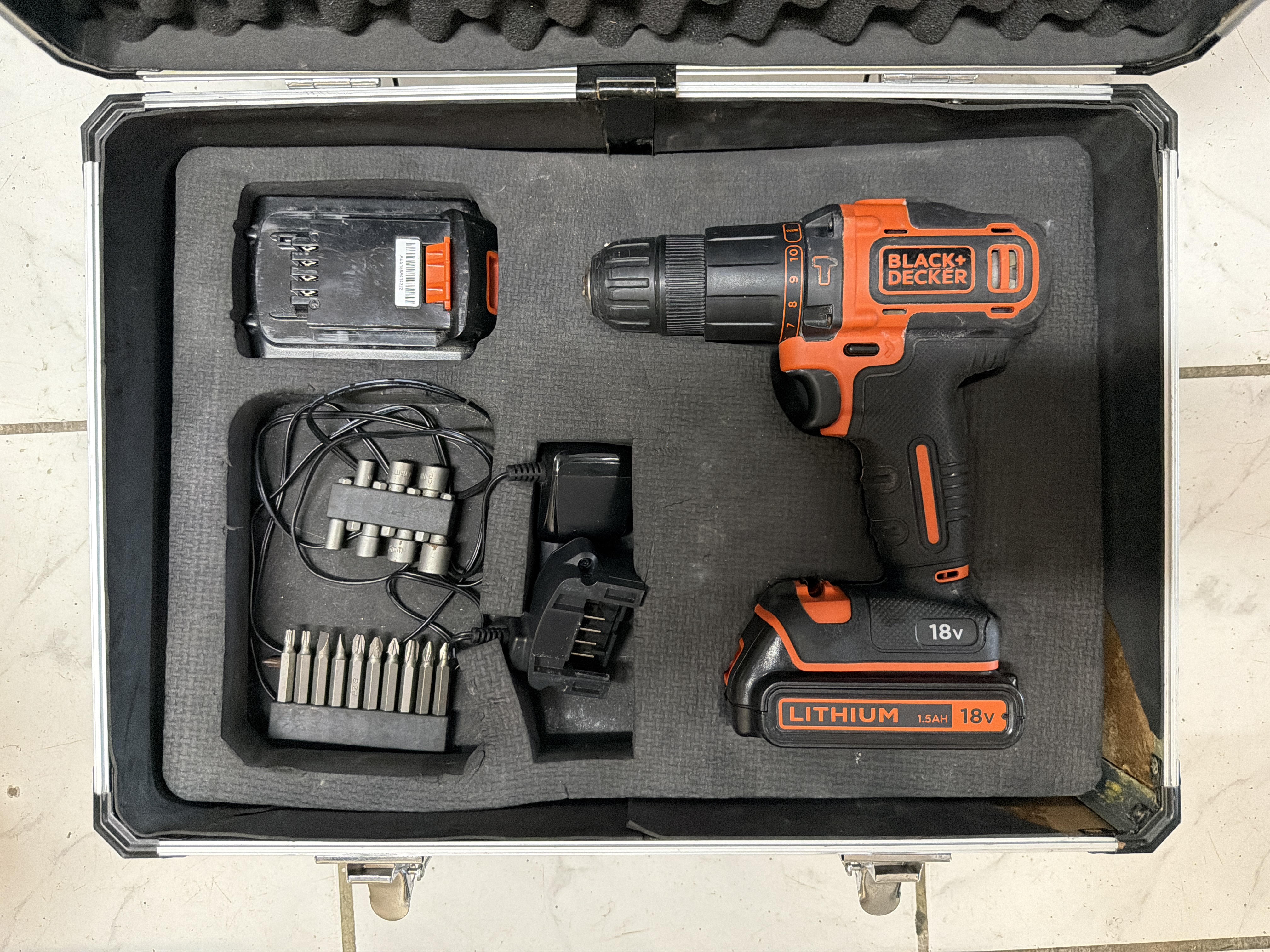Perceuse-visseuse Black+Decker BDCHD18 18V avec 2 batteries et mallette