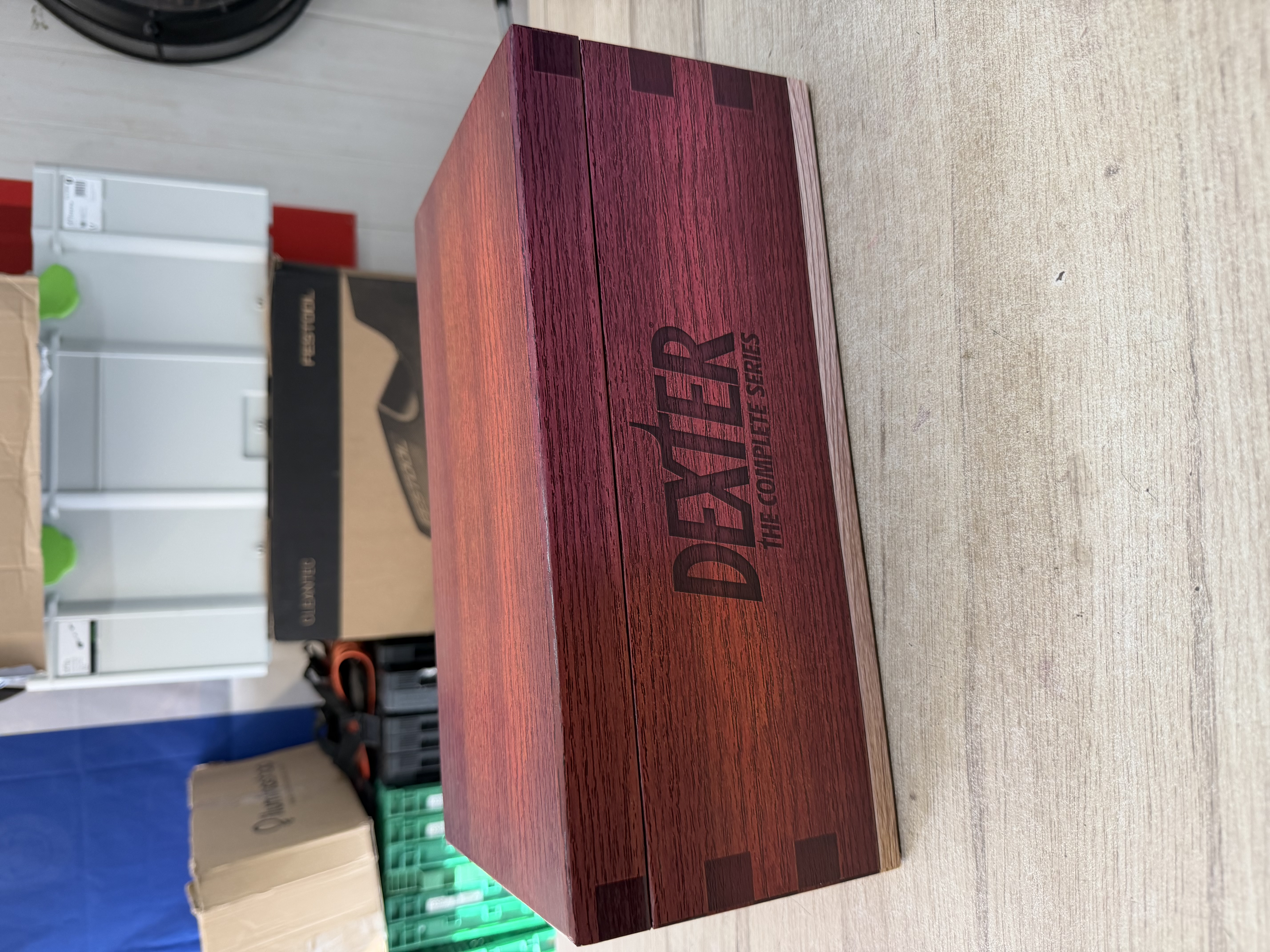 Coffret DVD Dexter intégrale saisons 1 à 8 + Blood Slide Box effet bois