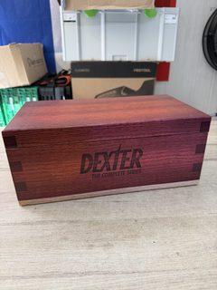 Coffret DVD Dexter intégrale saisons 1 à 8 + Blood Slide Box effet bois