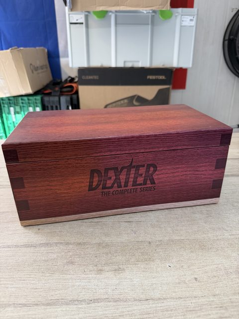 Coffret DVD Dexter intégrale saisons 1 à 8 + Blood Slide Box effet bois
