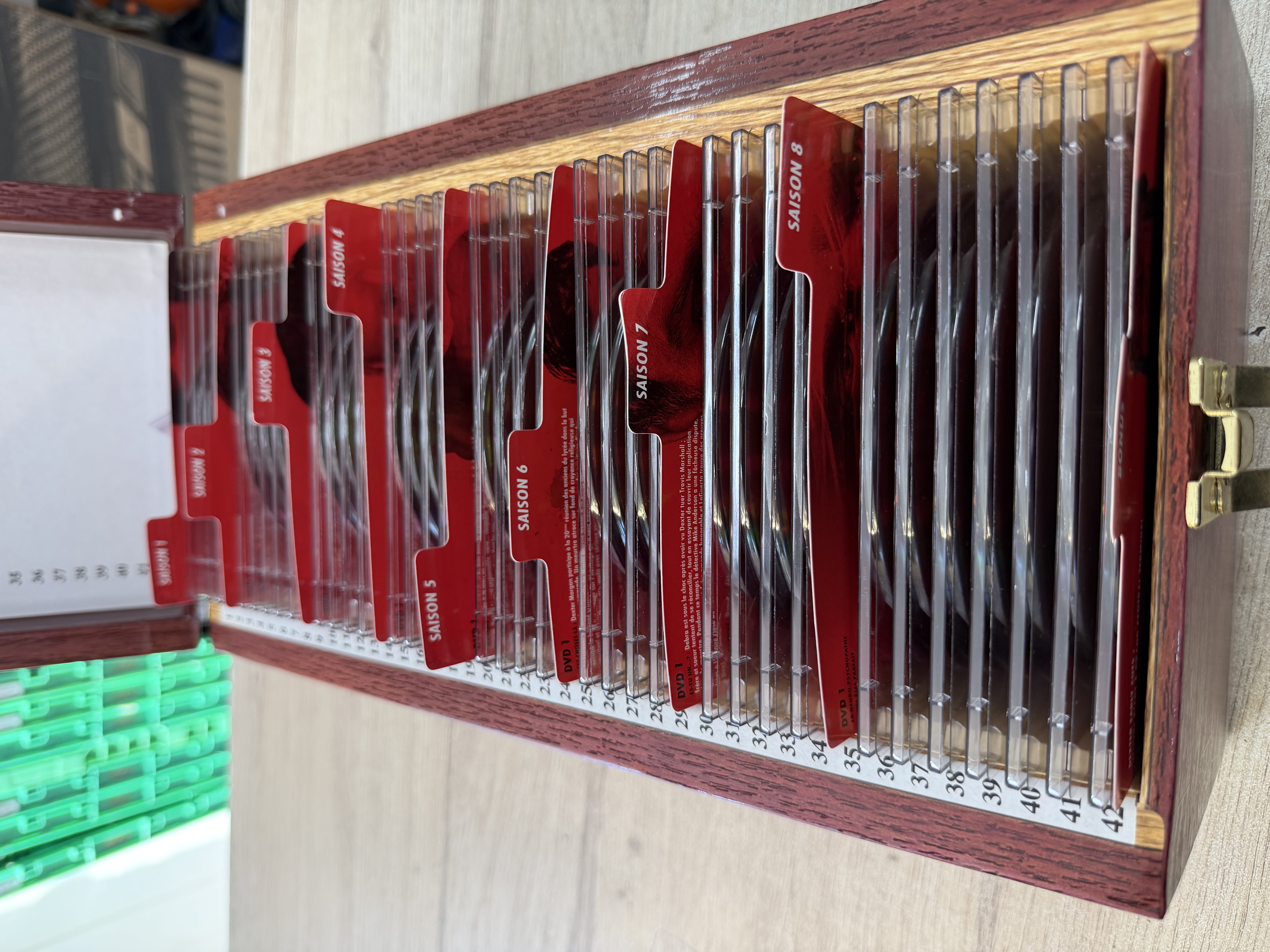 Coffret DVD Dexter intégrale saisons 1 à 8 + Blood Slide Box effet bois — photo 2